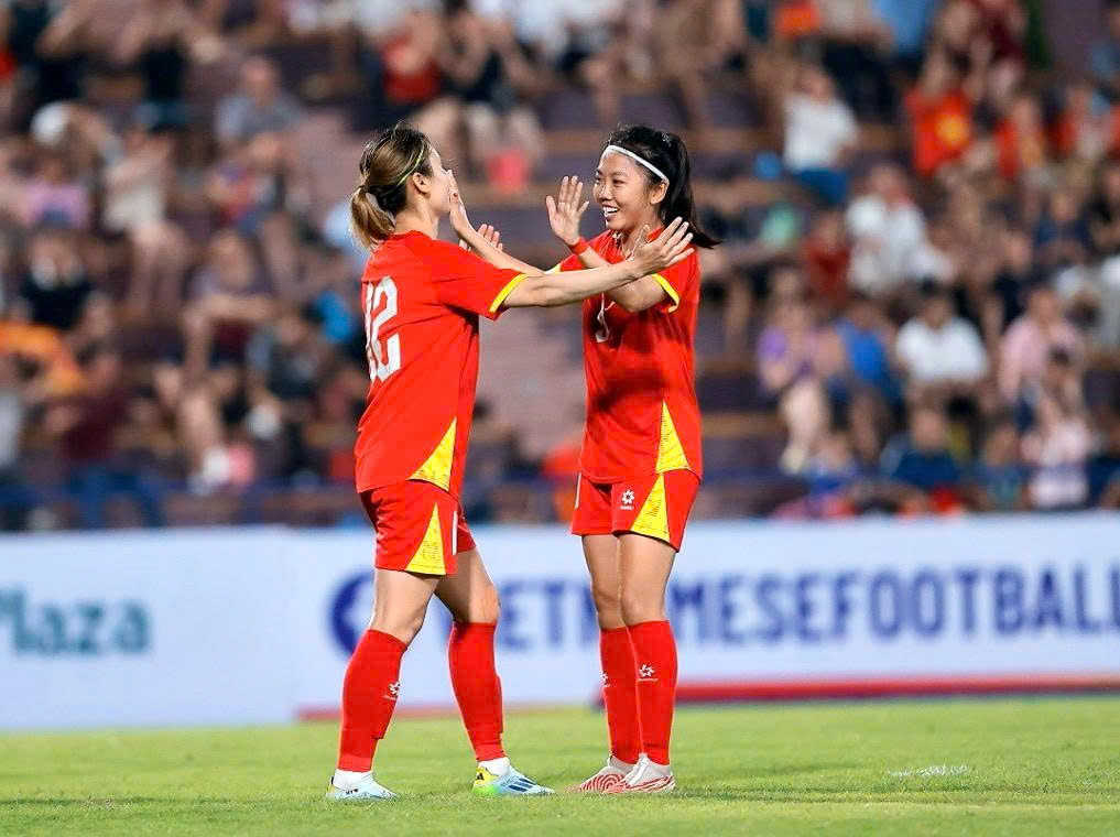 Huynh Nhu desempenha um novo papel na seleção feminina vietnamita, tornando a Copa AFF mais atraente - Foto 1. Huỳnh Như đóng vai trò mới ở đội tuyển nữ Việt Nam, AFF Cup thêm phần lôi cuốn- Ảnh 1.