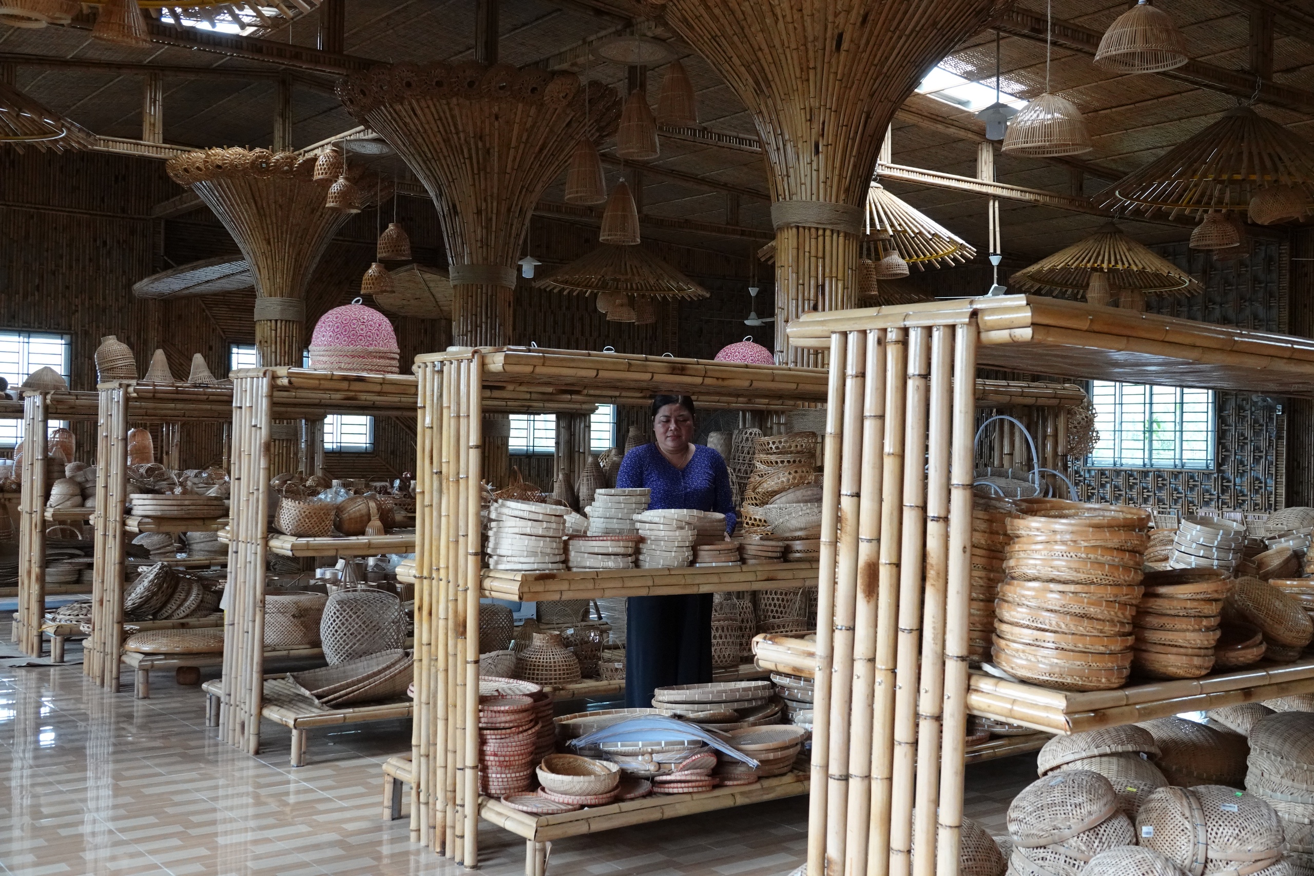 Διατηρώντας το παλιό επάγγελμα: Φέρνοντας μπαμπού από φτωχές αγροτικές περιοχές στον κόσμο - Φωτογραφία 4. Níu giữ nghề xưa: Đưa cây tre từ vùng quê nghèo ra thế giới- Ảnh 4.