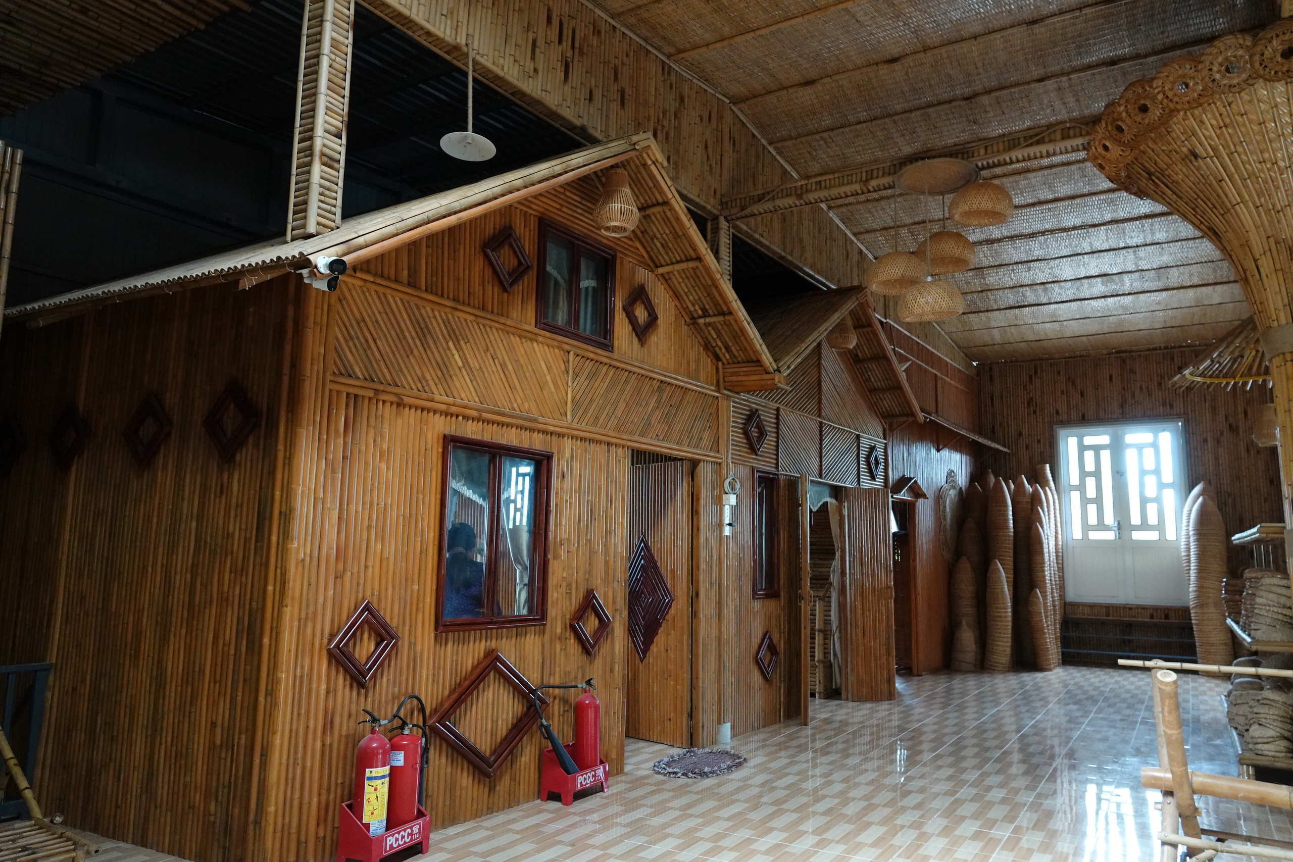 Διατηρώντας το παλιό επάγγελμα: Φέρνοντας μπαμπού από φτωχές αγροτικές περιοχές στον κόσμο - Φωτογραφία 5. Níu giữ nghề xưa: Đưa cây tre từ vùng quê nghèo ra thế giới- Ảnh 5.