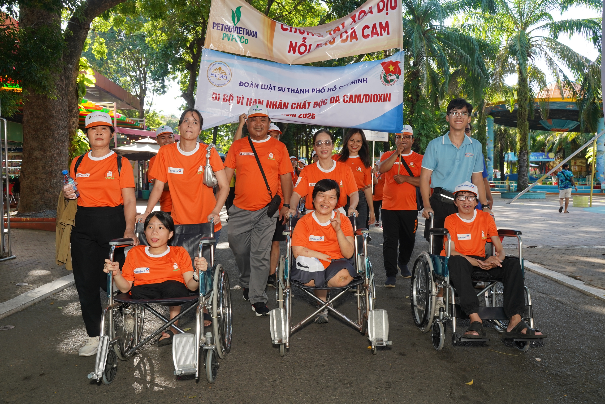 Lebih dari 5.000 orang berpartisipasi dalam jalan kaki 'Untuk korban Agen Oranye' - Foto 5. Hơn 5.000 người tham gia đi bộ 'Vì nạn nhân chất độc da cam' - Ảnh 5.