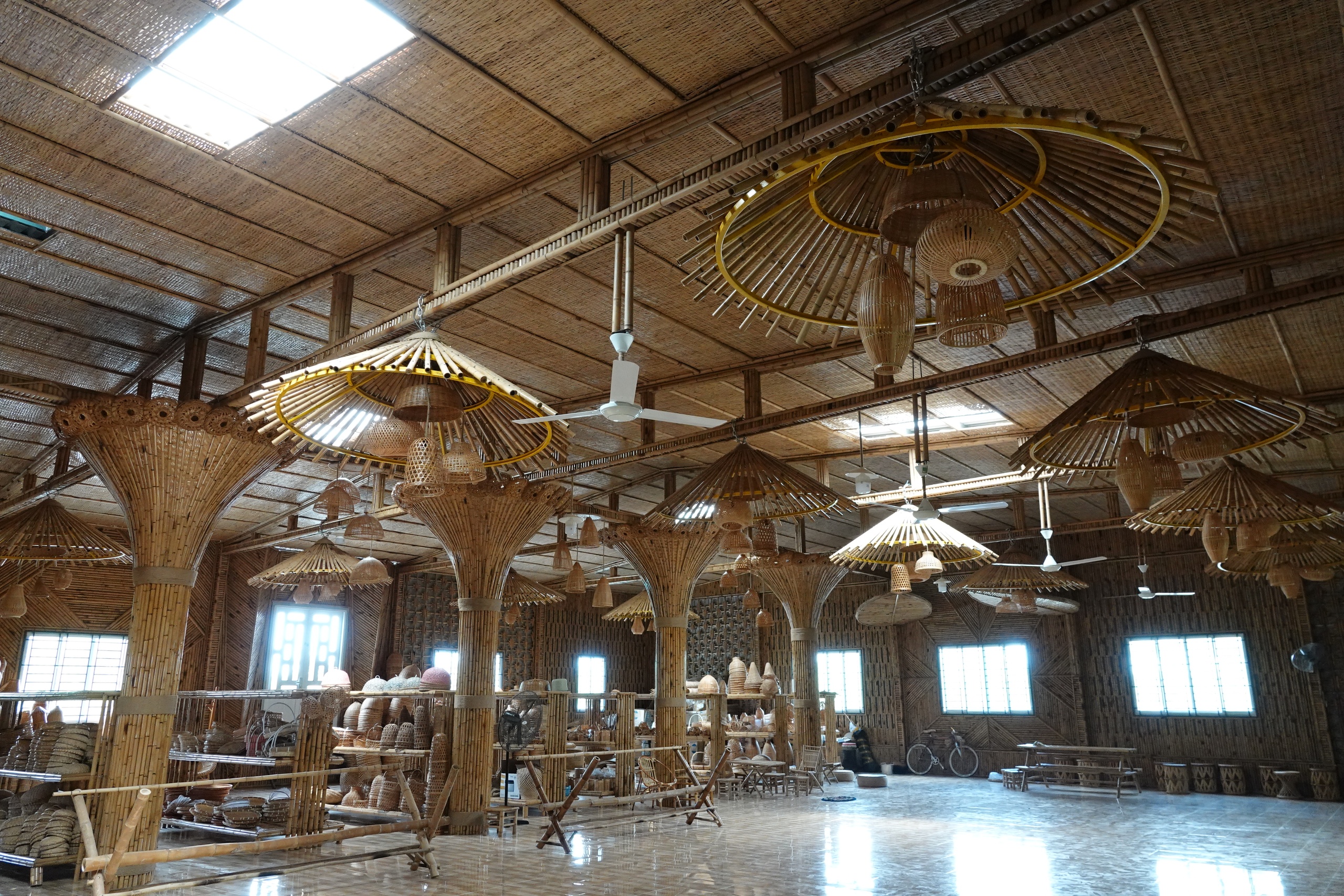 Διατηρώντας το παλιό επάγγελμα: Φέρνοντας μπαμπού από φτωχές αγροτικές περιοχές στον κόσμο - Φωτογραφία 8. Níu giữ nghề xưa: Đưa cây tre từ vùng quê nghèo ra thế giới- Ảnh 8.