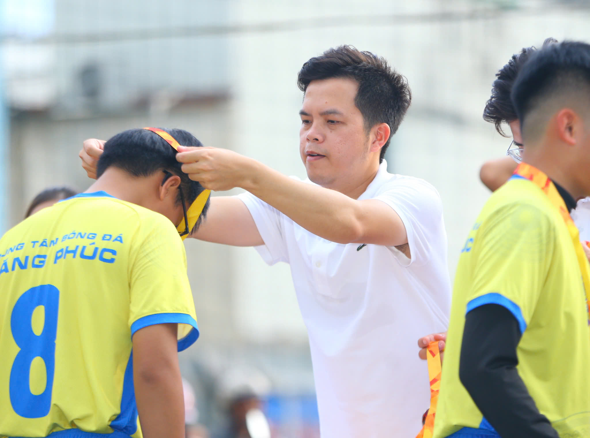 फुटबॉल खिलाड़ी फान वान डुक समुदाय के लगभग 1,000 बच्चों को प्रेरित करते हैं - फोटो 4. Tuyển thủ Phan Văn Đức truyền cảm hứng cho gần 1.000 trẻ em bóng đá cộng đồng- Ảnh 4.