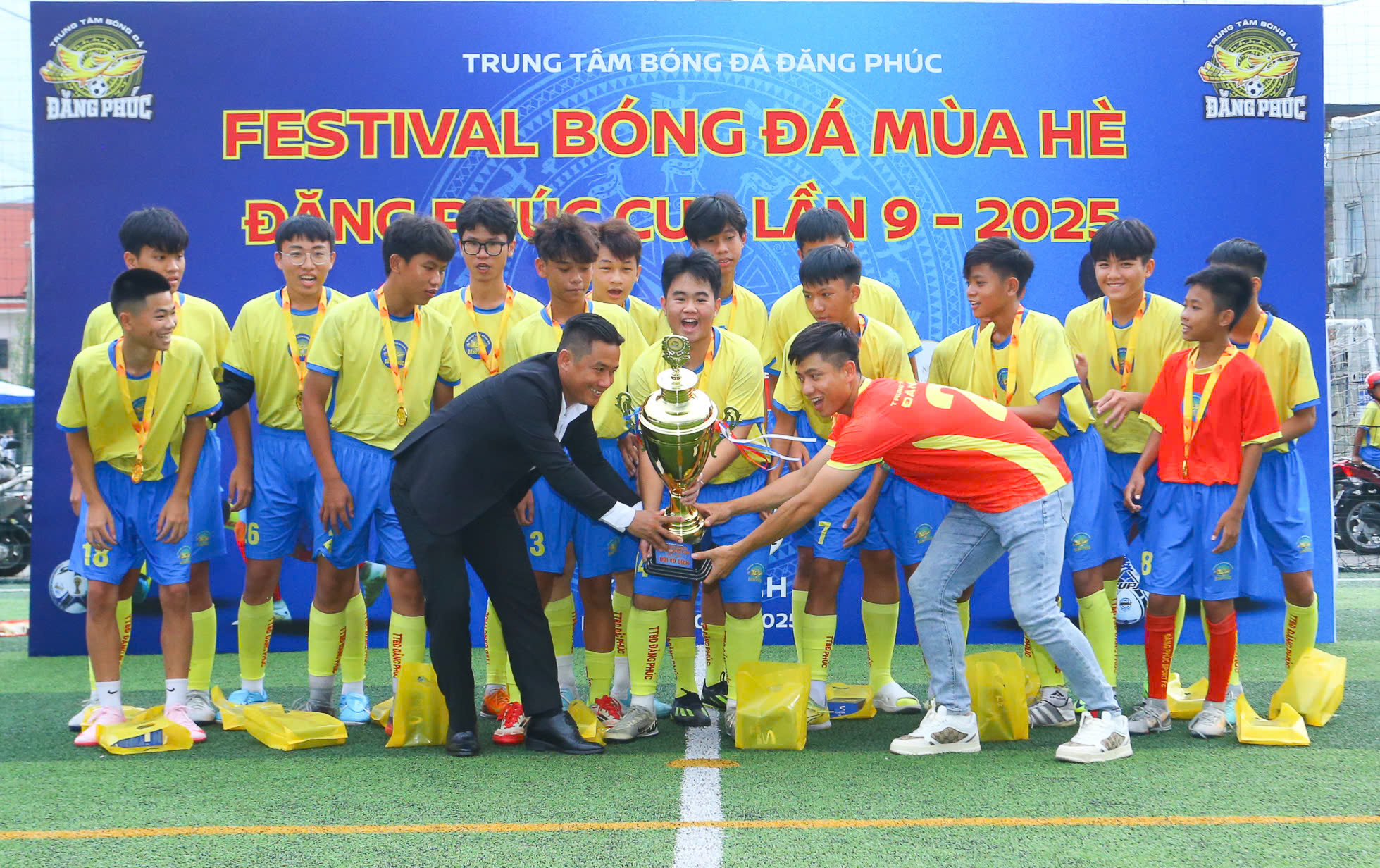 फुटबॉल खिलाड़ी फान वान डुक समुदाय के लगभग 1,000 बच्चों को प्रेरित करते हैं - फोटो 1. Tuyển thủ Phan Văn Đức truyền cảm hứng cho gần 1.000 trẻ em bóng đá cộng đồng- Ảnh 1.