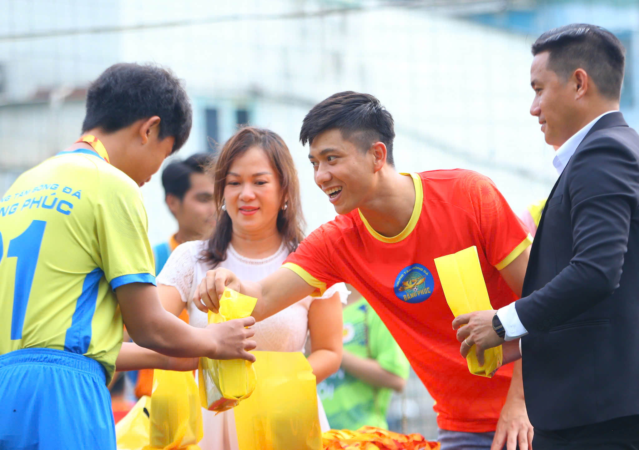 फुटबॉल खिलाड़ी फान वान डुक समुदाय के लगभग 1,000 बच्चों को प्रेरित करते हैं - फोटो 5. Tuyển thủ Phan Văn Đức truyền cảm hứng cho gần 1.000 trẻ em bóng đá cộng đồng- Ảnh 5.