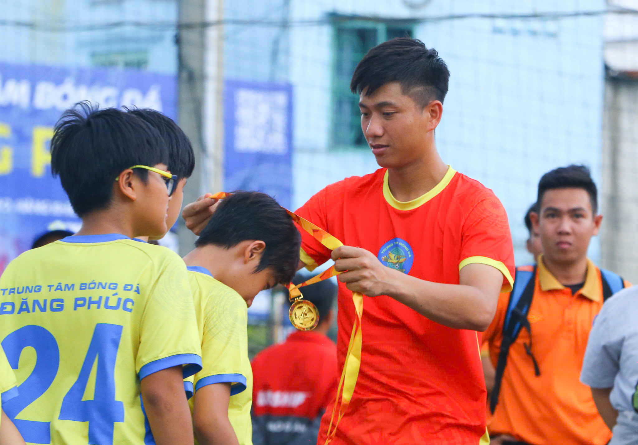 फुटबॉल खिलाड़ी फान वान डुक समुदाय के लगभग 1,000 बच्चों को प्रेरित करते हैं - फोटो 3. Tuyển thủ Phan Văn Đức truyền cảm hứng cho gần 1.000 trẻ em bóng đá cộng đồng- Ảnh 3.