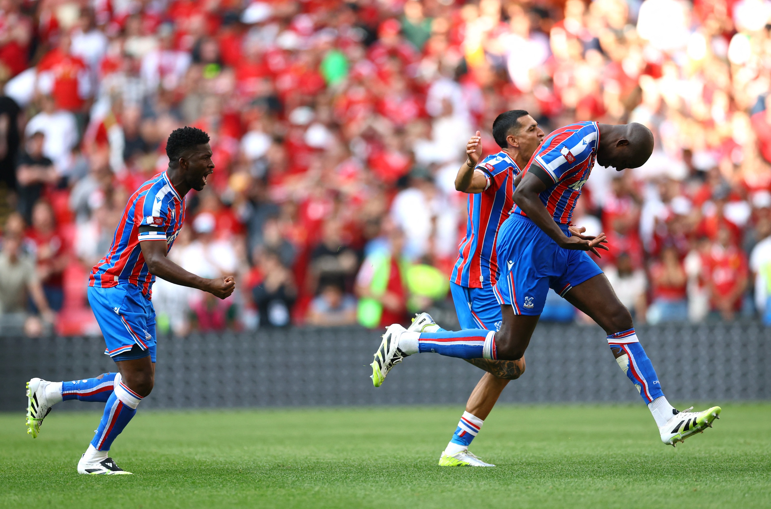 סלאח החמיץ פנדל, ליברפול הפסידה את תואר הסופר קאפ האנגלי לקריסטל פאלאס - תמונה 2. Salah sút hỏng 11 m, Liverpool mất chức vô địch Siêu cúp Anh vào tay Crystal Palace- Ảnh 2.