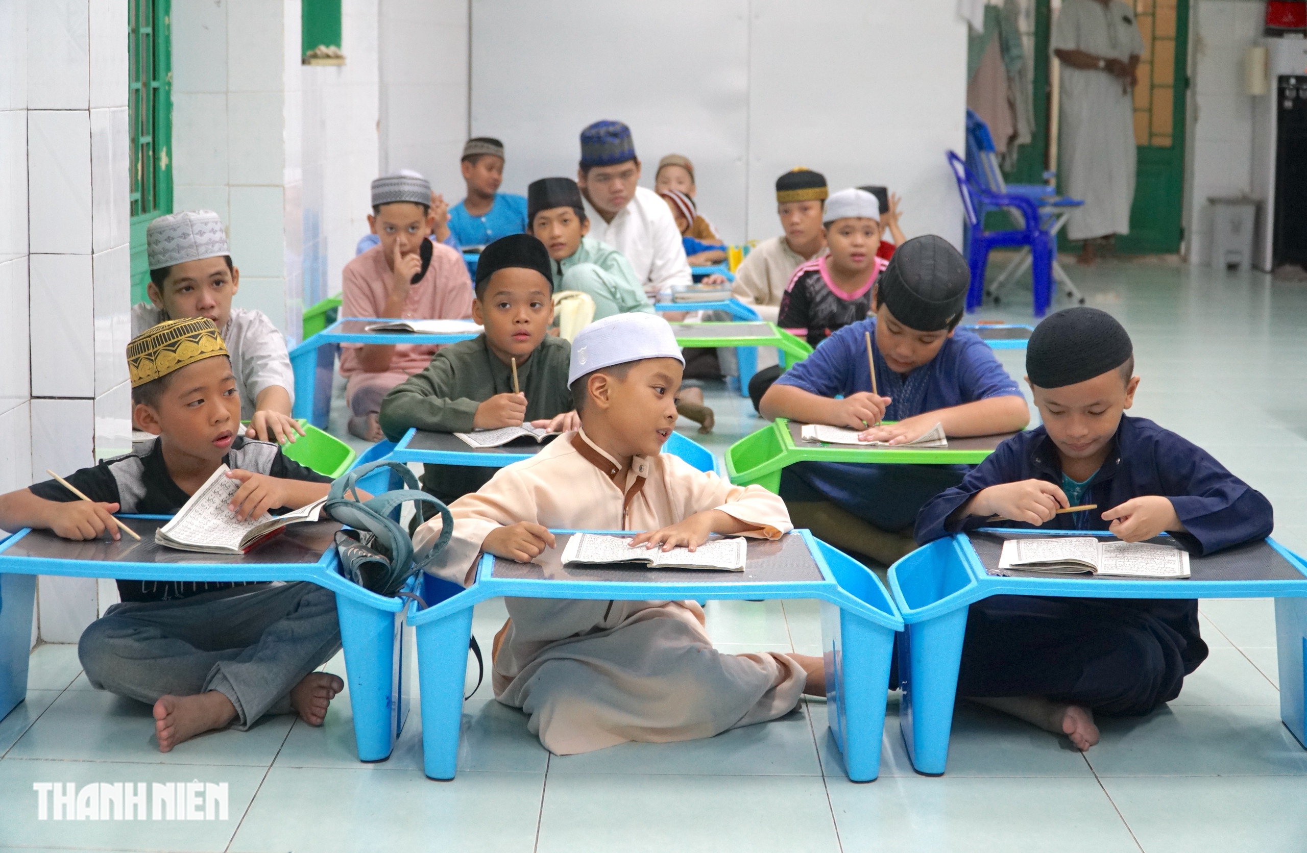 Bên trong thánh đường Hồi giáo Jamiul Anwar với lớp học tiếng Chăm truyền thống - Ảnh 10.