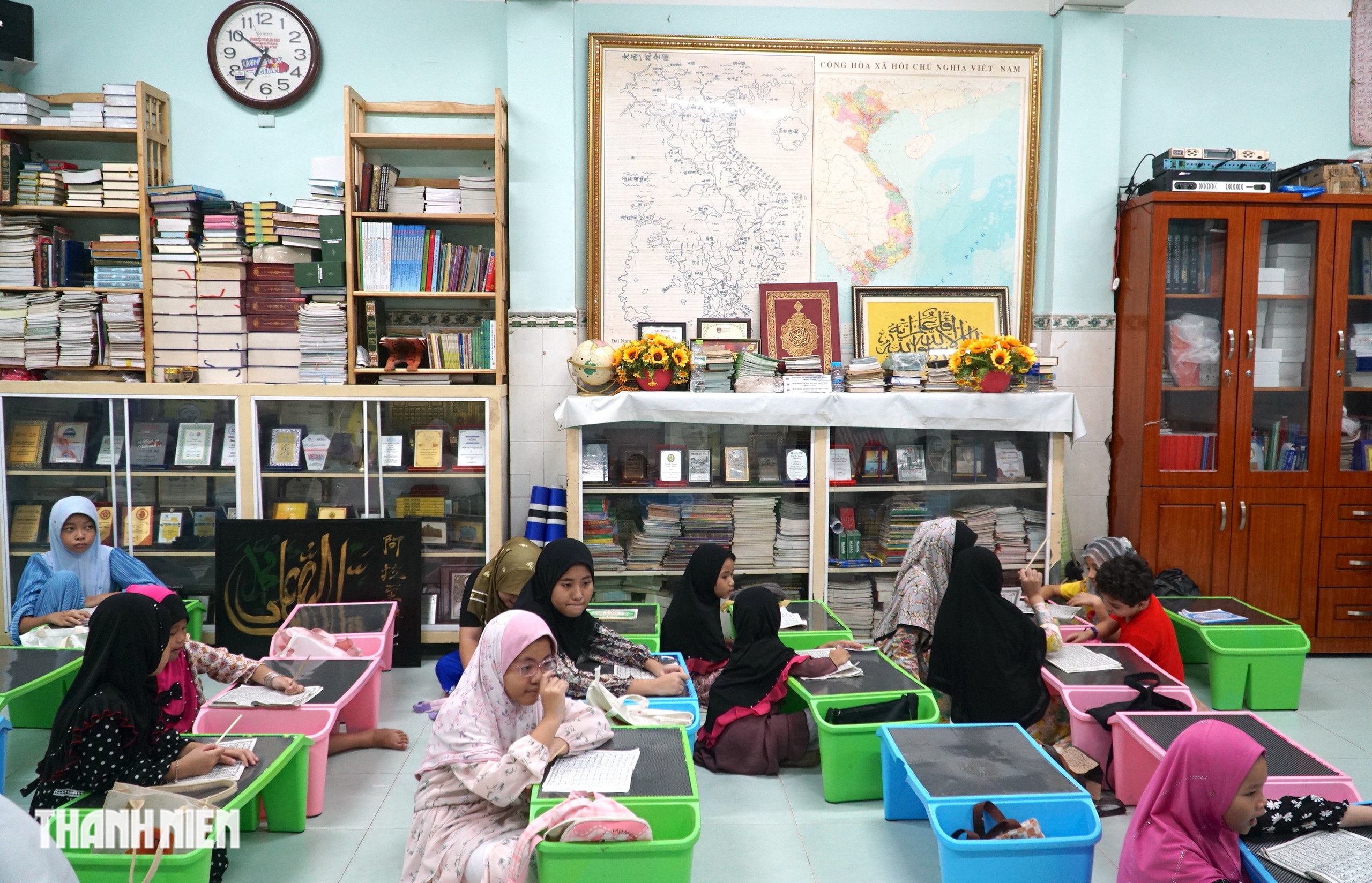 Bên trong thánh đường Hồi giáo Jamiul Anwar với lớp học tiếng Chăm truyền thống - Ảnh 6.