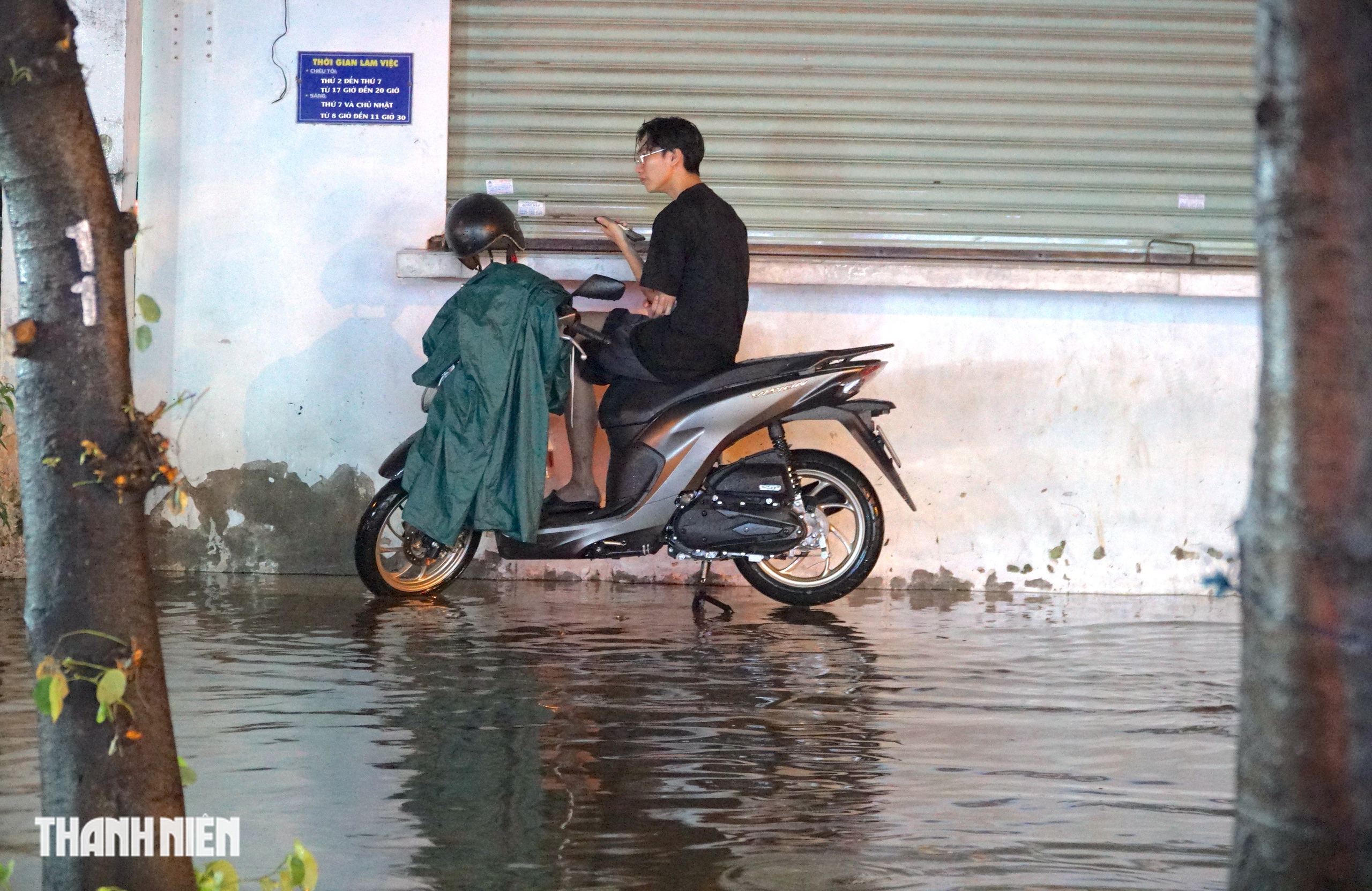 TP.HCM: Ngập nước hơn 1 m suốt 2 tiếng, ô tô chết máy la liệt- Ảnh 5.