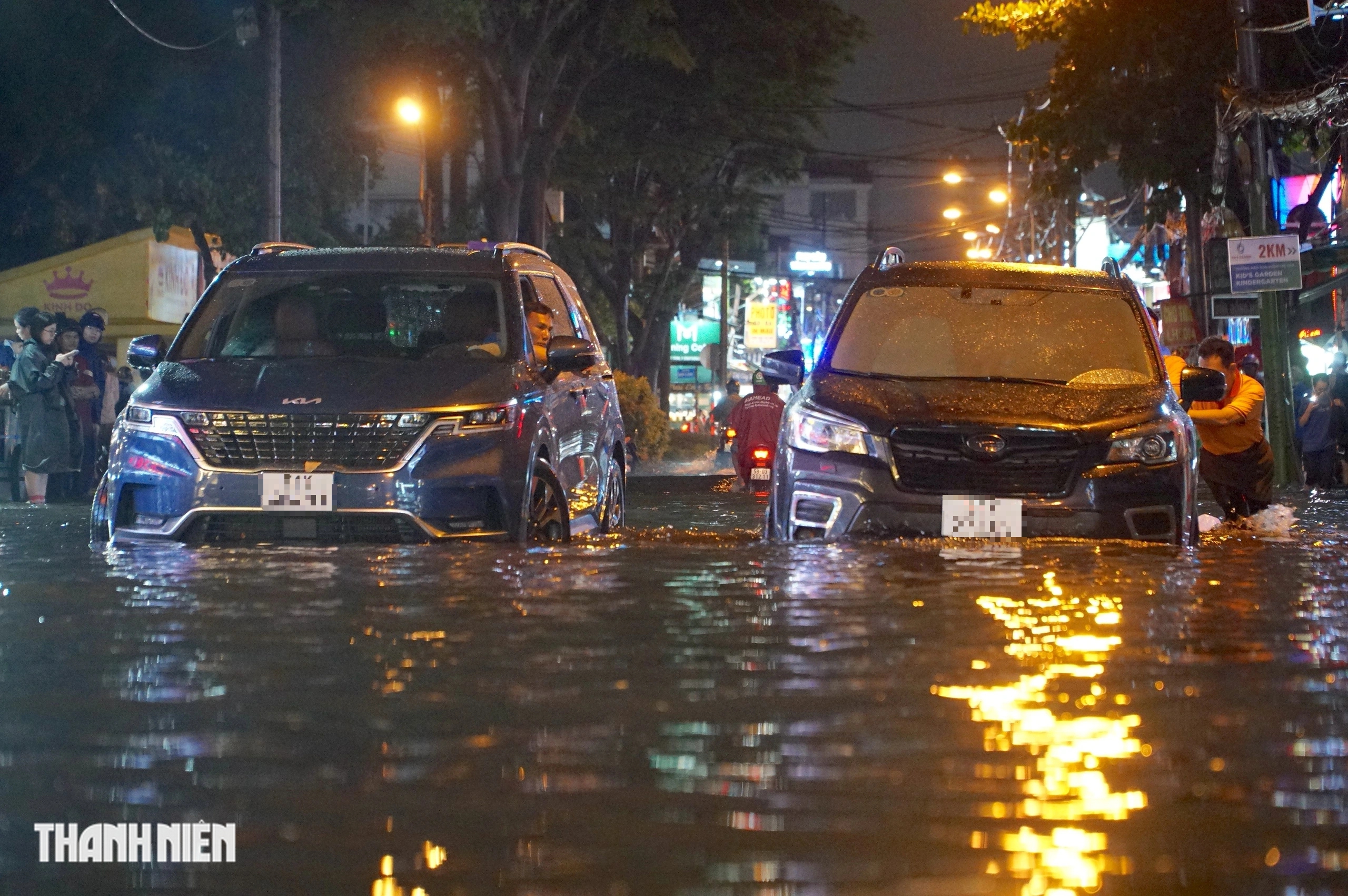 TP.HCM: Ngập nước hơn 1 m suốt 2 tiếng, ô tô chết máy la liệt- Ảnh 10.