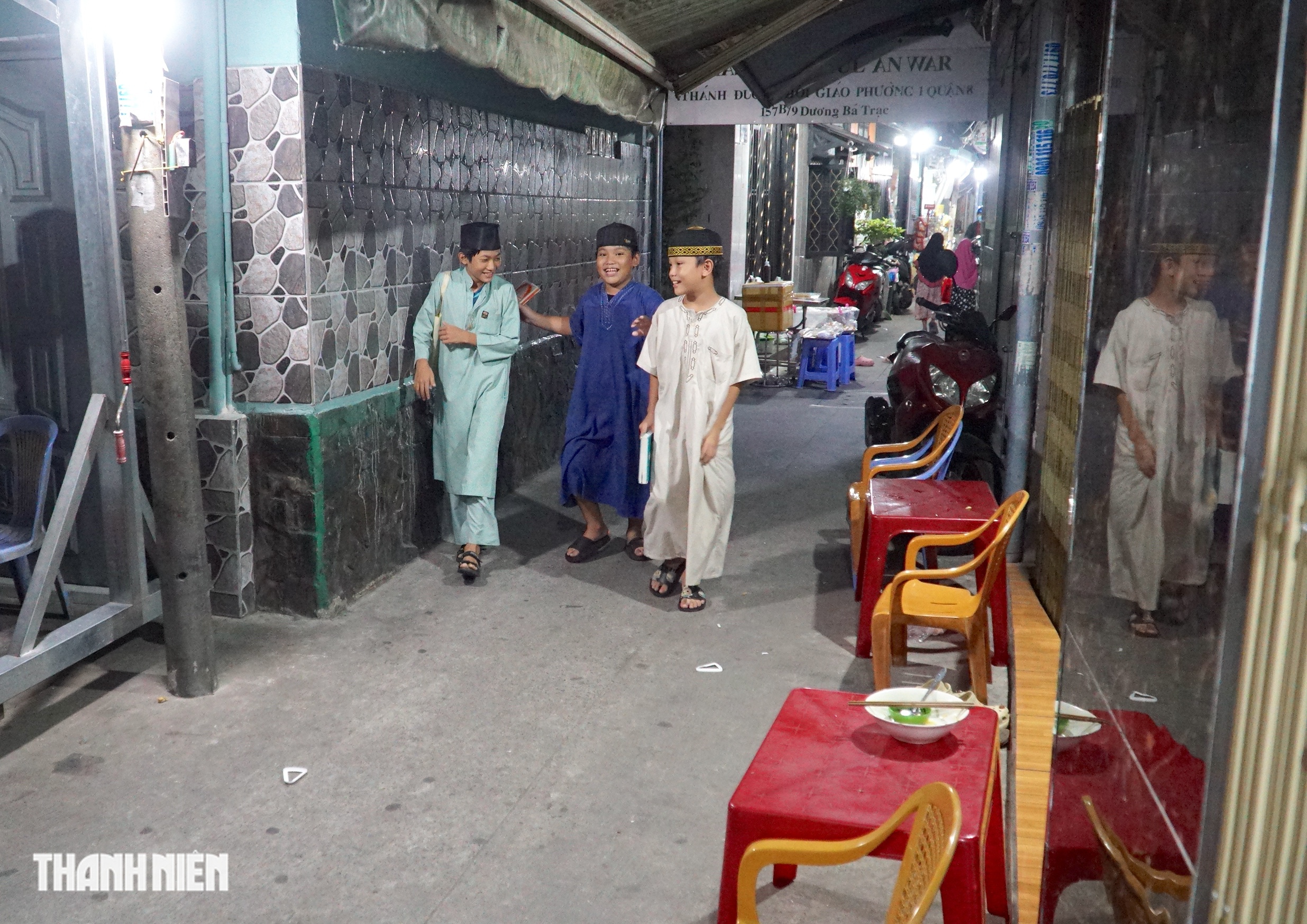 Bên trong thánh đường Hồi giáo Jamiul Anwar với lớp học tiếng Chăm truyền thống - Ảnh 2.