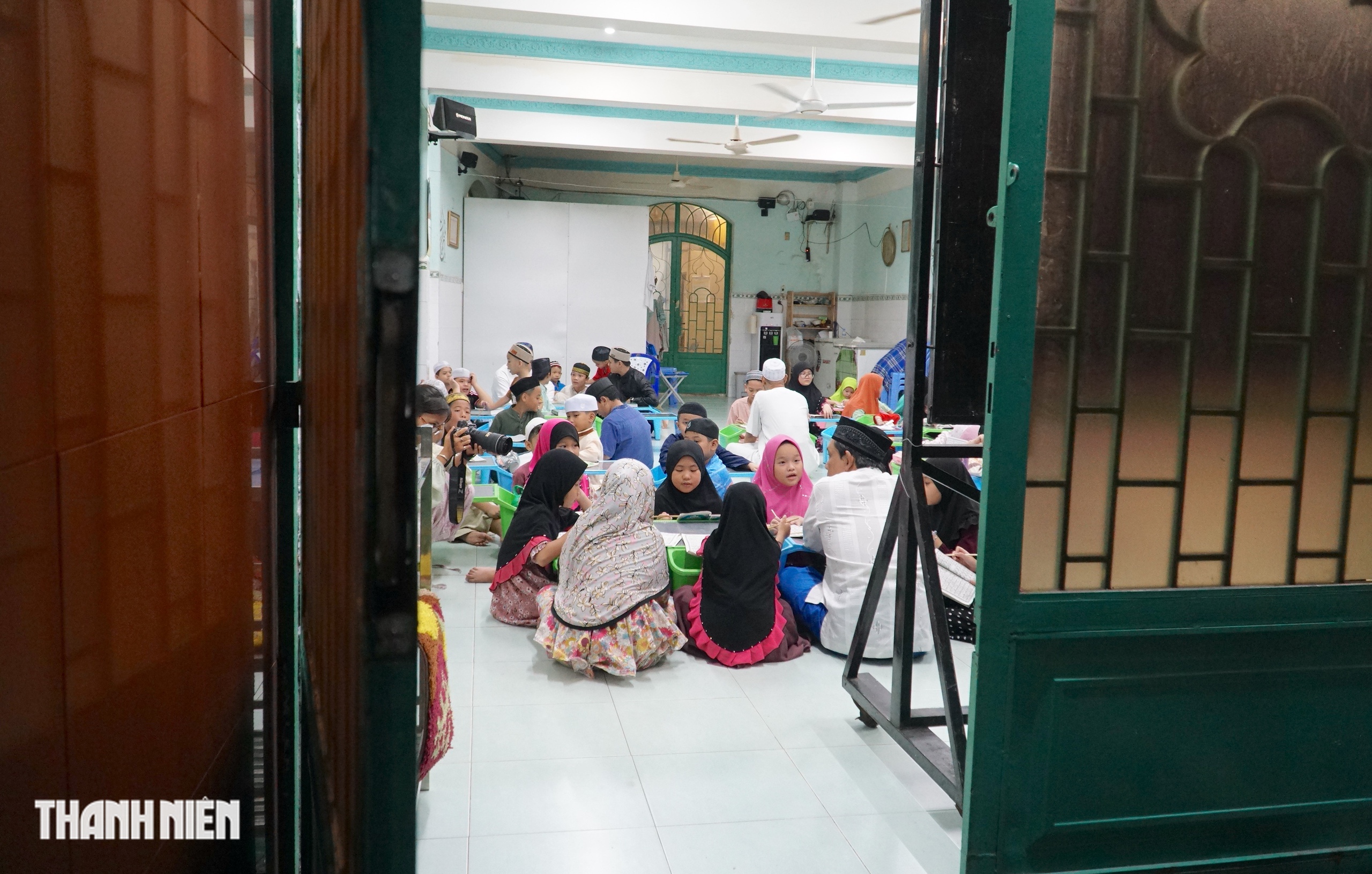 Bên trong thánh đường Hồi giáo Jamiul Anwar với lớp học tiếng Chăm truyền thống - Ảnh 4.
