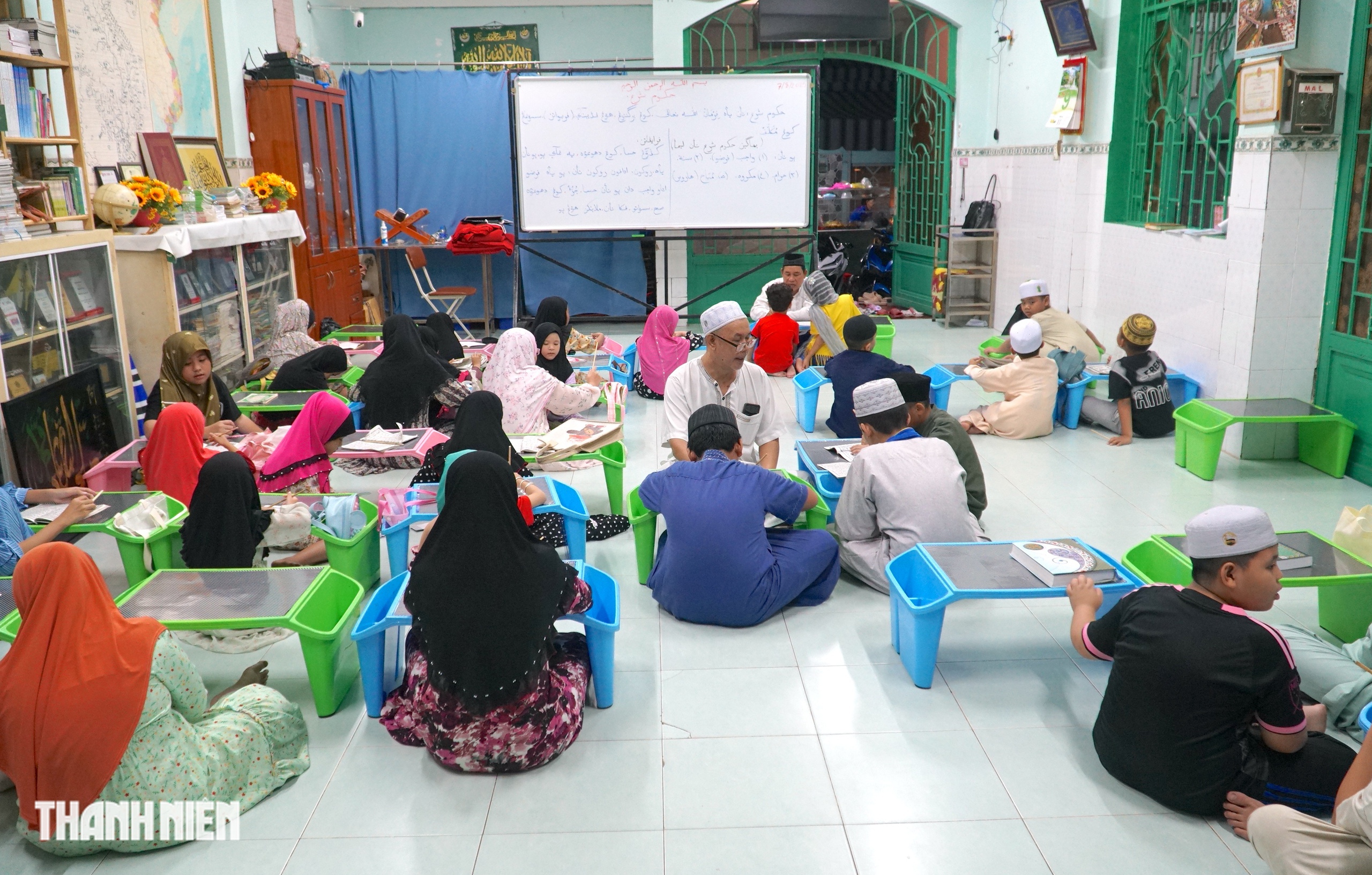 Bên trong thánh đường Hồi giáo Jamiul Anwar với lớp học tiếng Chăm truyền thống - Ảnh 1.