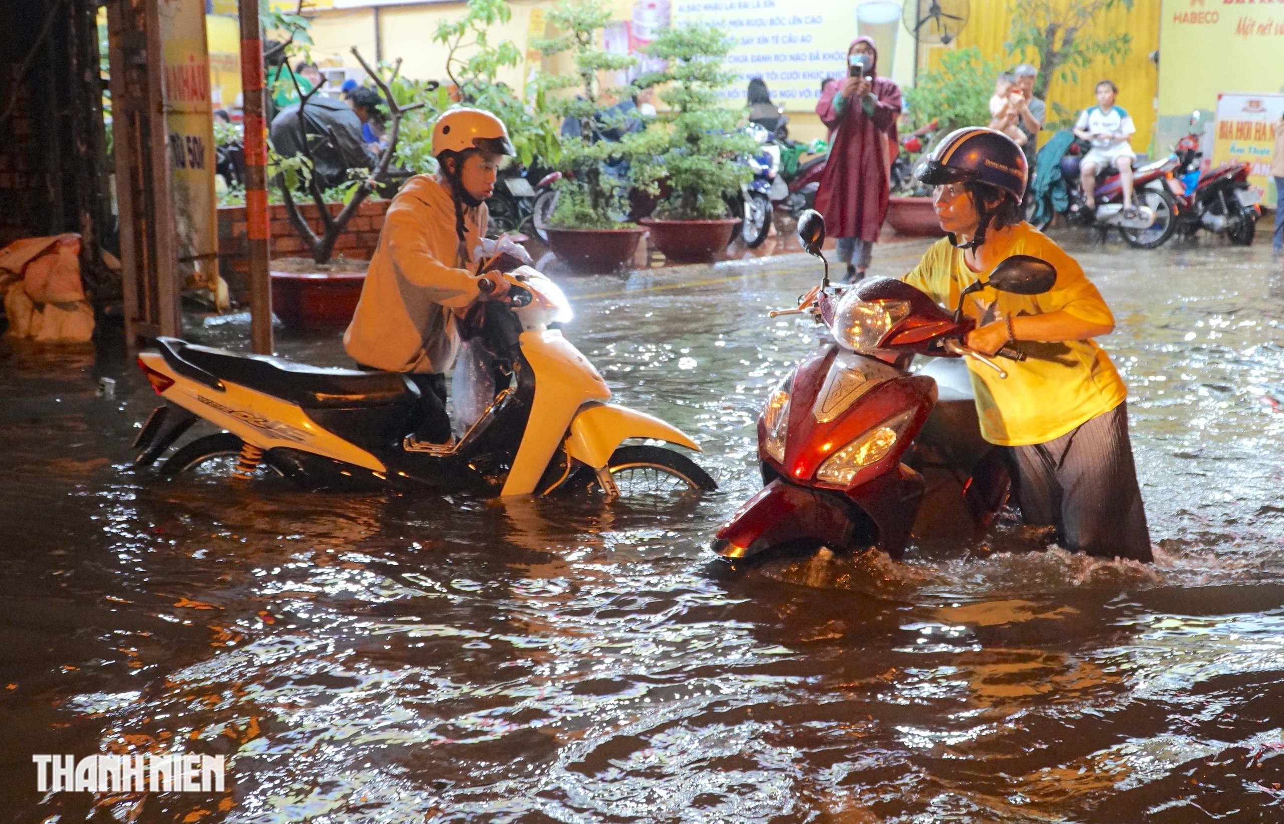 TP.HCM: Ngập nước hơn 1 m suốt 2 tiếng, ô tô chết máy la liệt- Ảnh 3.