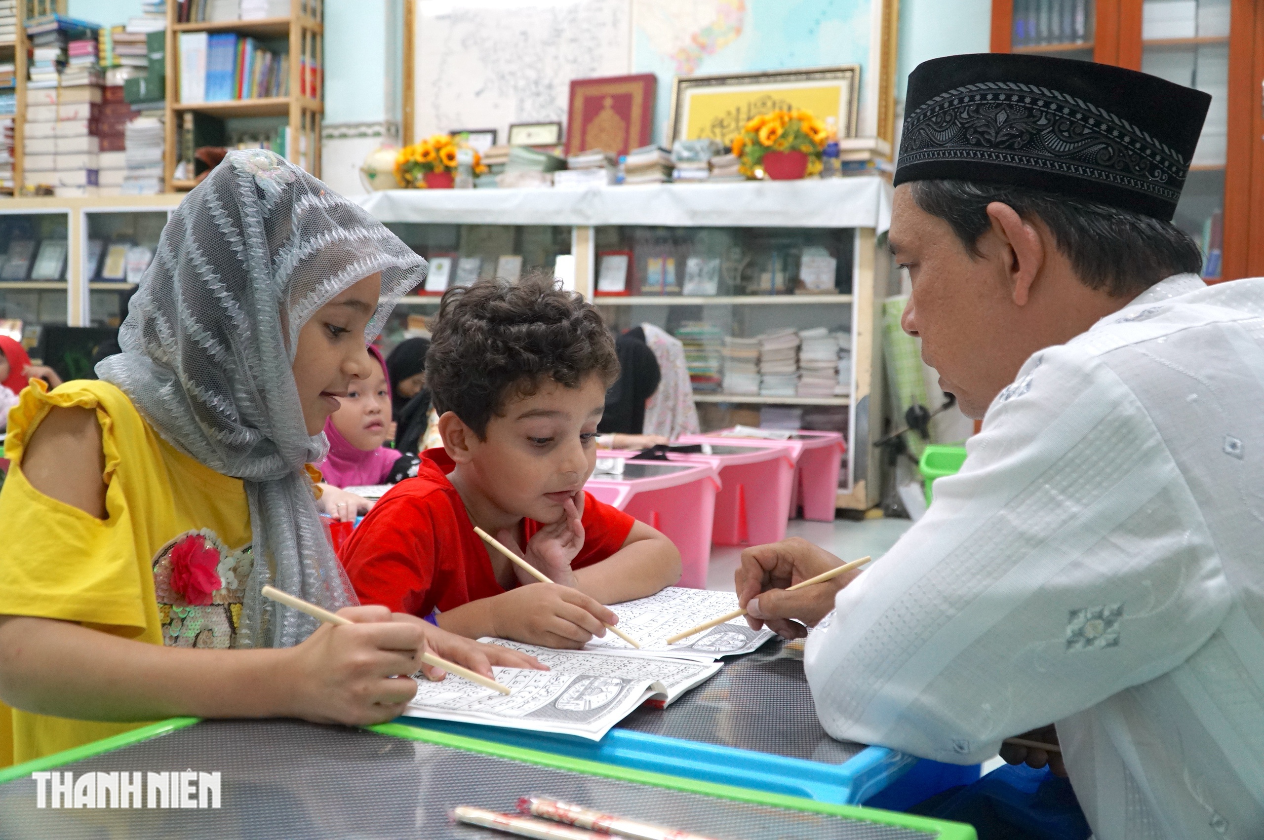 Bên trong thánh đường Hồi giáo Jamiul Anwar với lớp học tiếng Chăm truyền thống - Ảnh 8.