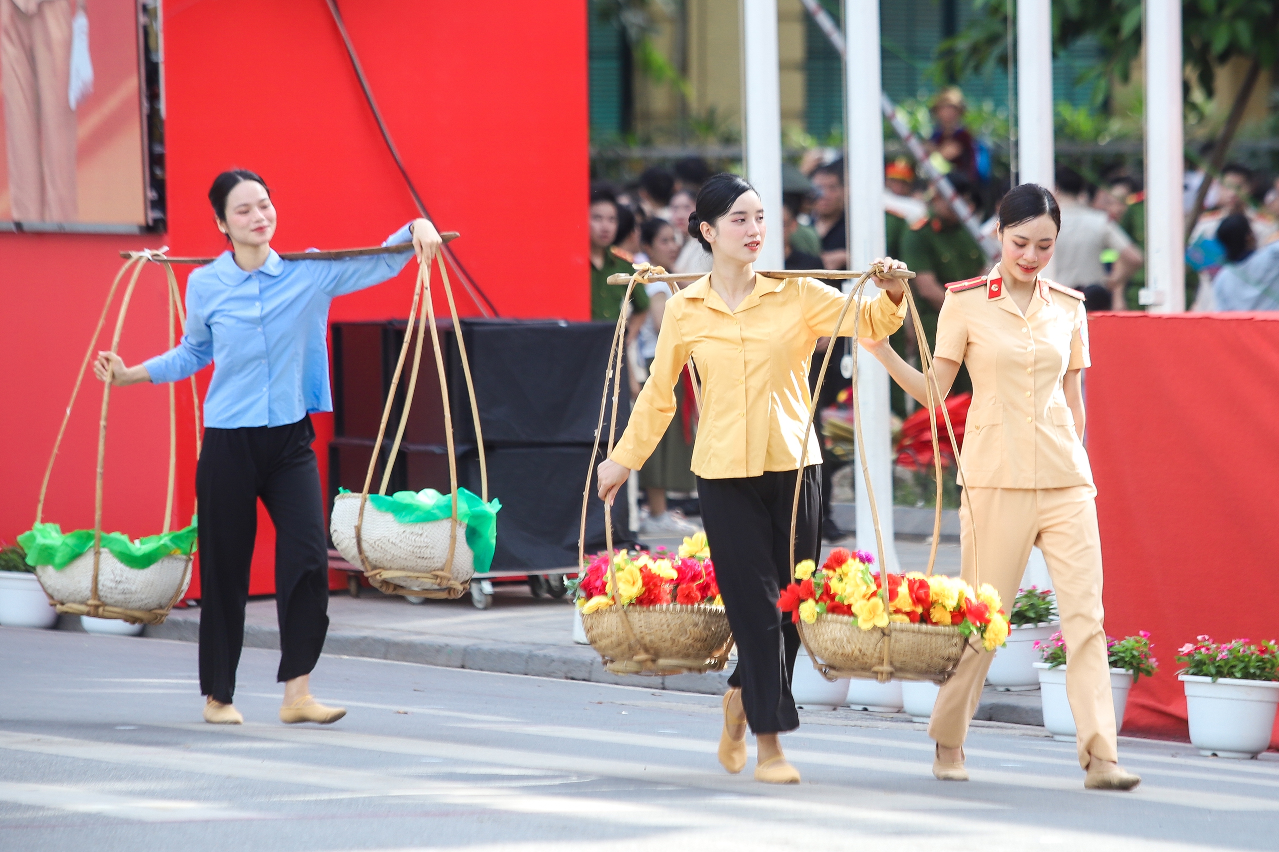 Người dân ken kín bờ hồ Gươm xem diễu hành Ngày hội vì thủ đô bình yên- Ảnh 5.