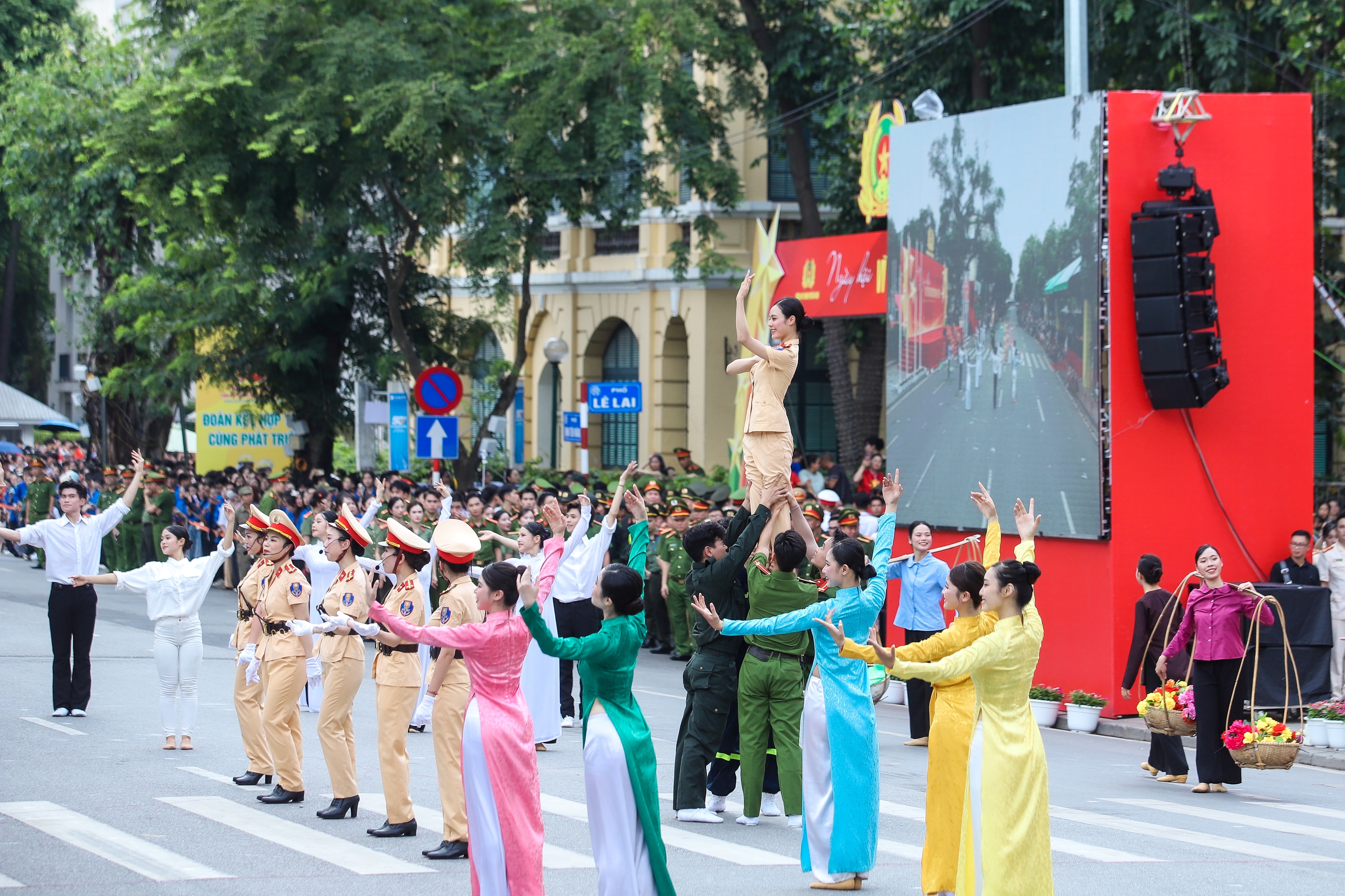 Người dân ken kín bờ hồ Gươm xem diễu hành Ngày hội vì thủ đô bình yên- Ảnh 6.
