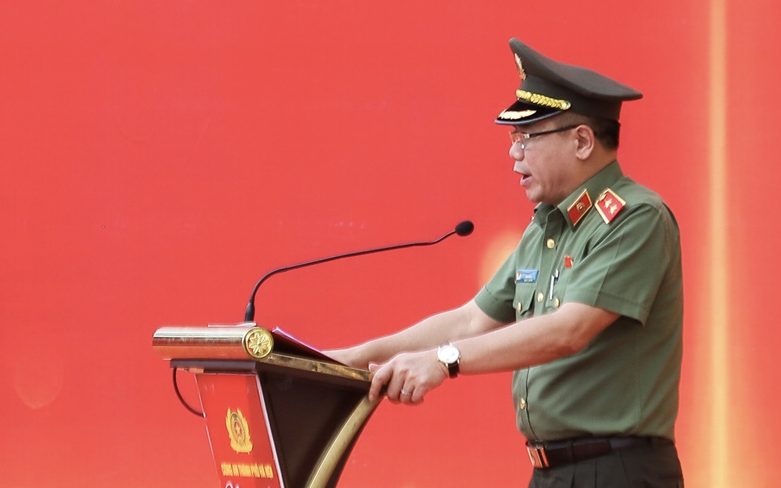 Người dân ken kín bờ hồ Gươm xem diễu hành Ngày hội vì thủ đô bình yên- Ảnh 10.
