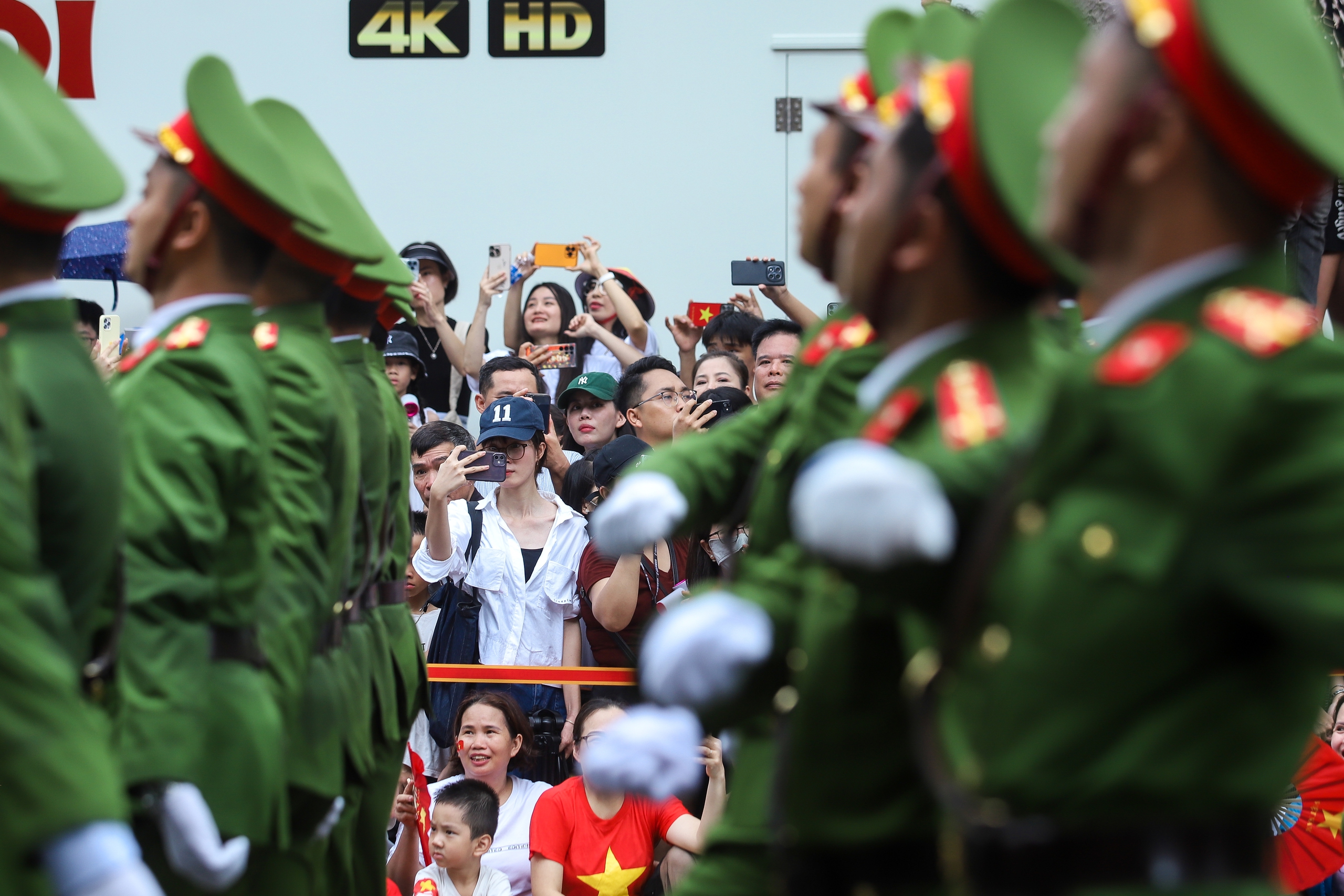 Người dân ken kín bờ hồ Gươm xem diễu hành Ngày hội vì thủ đô bình yên- Ảnh 25.