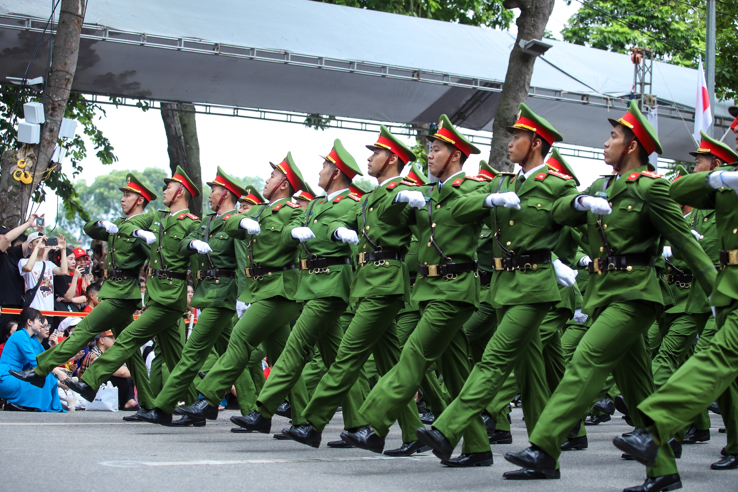 Người dân ken kín bờ hồ Gươm xem diễu hành Ngày hội vì thủ đô bình yên- Ảnh 19.