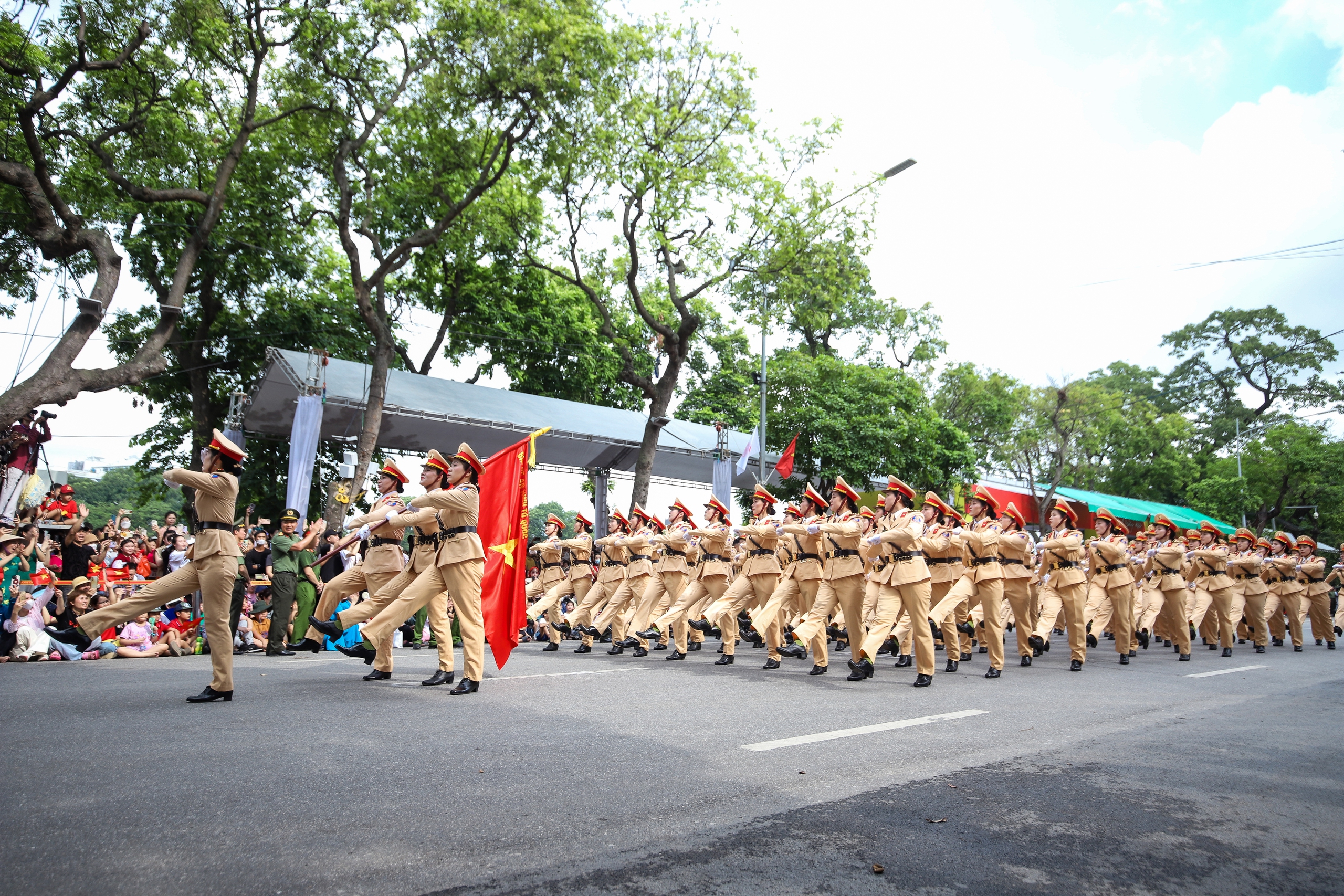 Người dân ken kín bờ hồ Gươm xem diễu hành Ngày hội vì thủ đô bình yên- Ảnh 21.