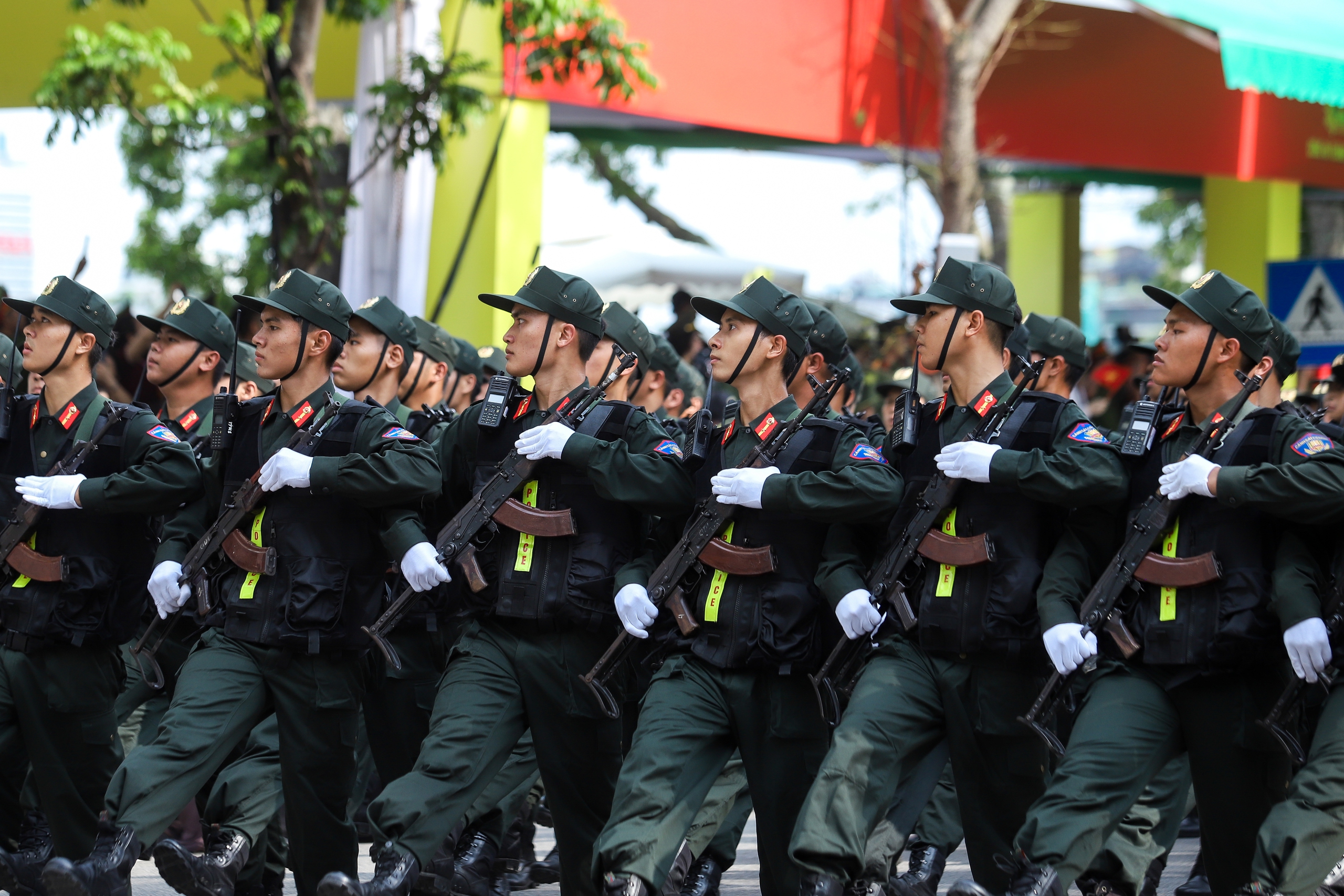Người dân ken kín bờ hồ Gươm xem diễu hành Ngày hội vì thủ đô bình yên- Ảnh 23.