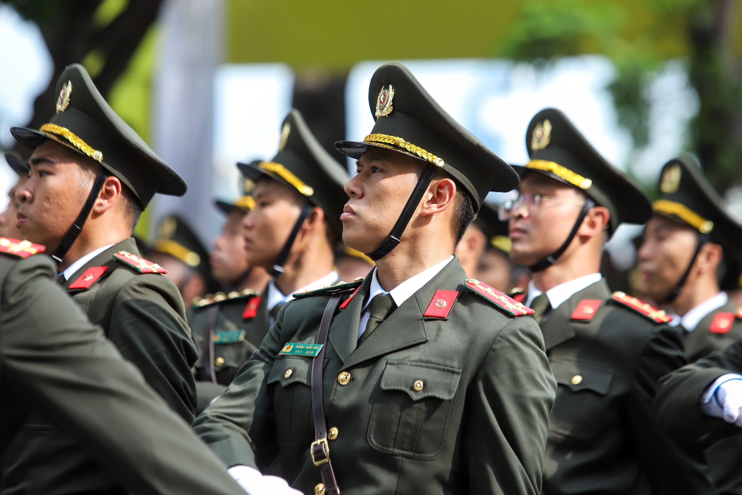 Người dân ken kín bờ hồ Gươm xem diễu hành Ngày hội vì thủ đô bình yên- Ảnh 20.
