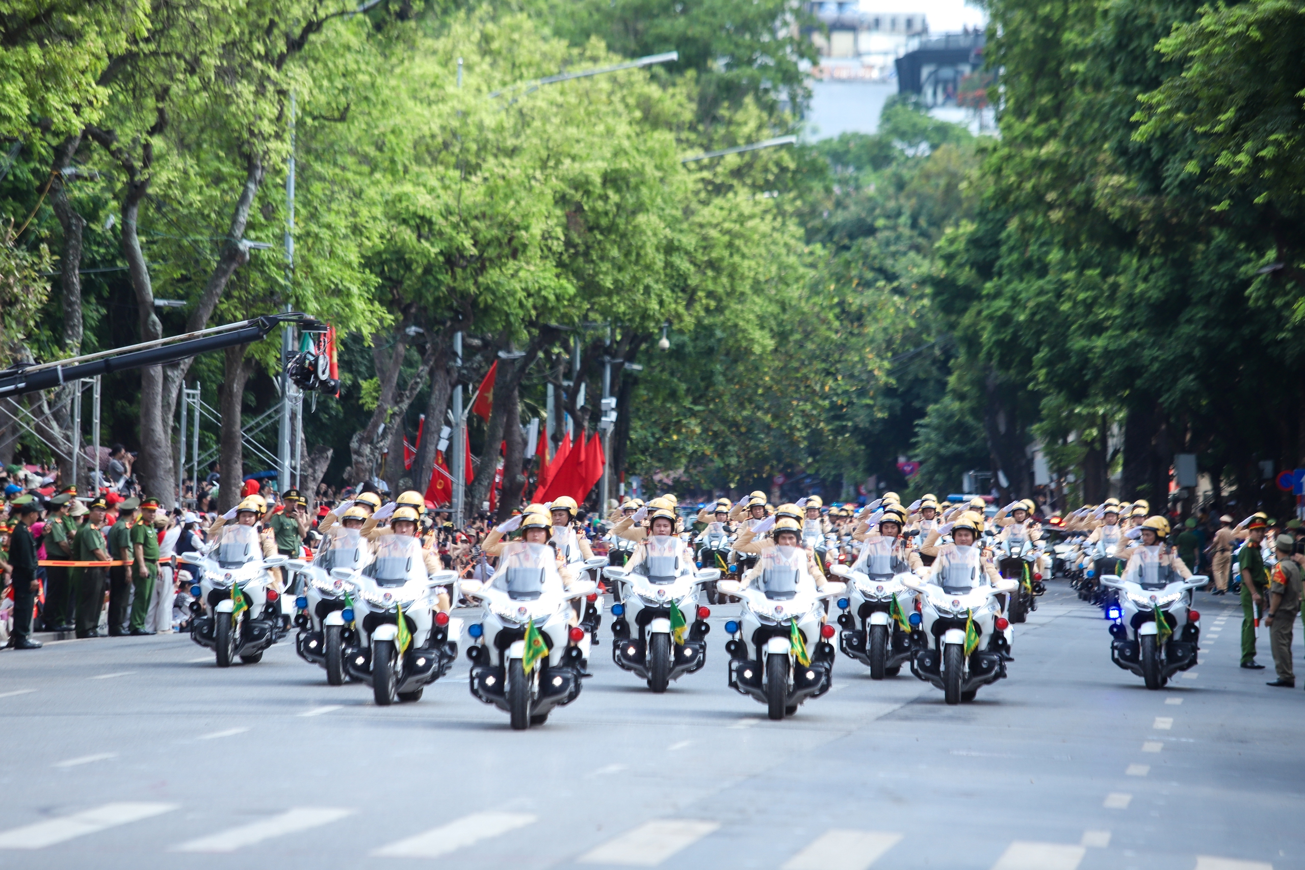 Người dân ken kín bờ hồ Gươm xem diễu hành Ngày hội vì thủ đô bình yên- Ảnh 11.