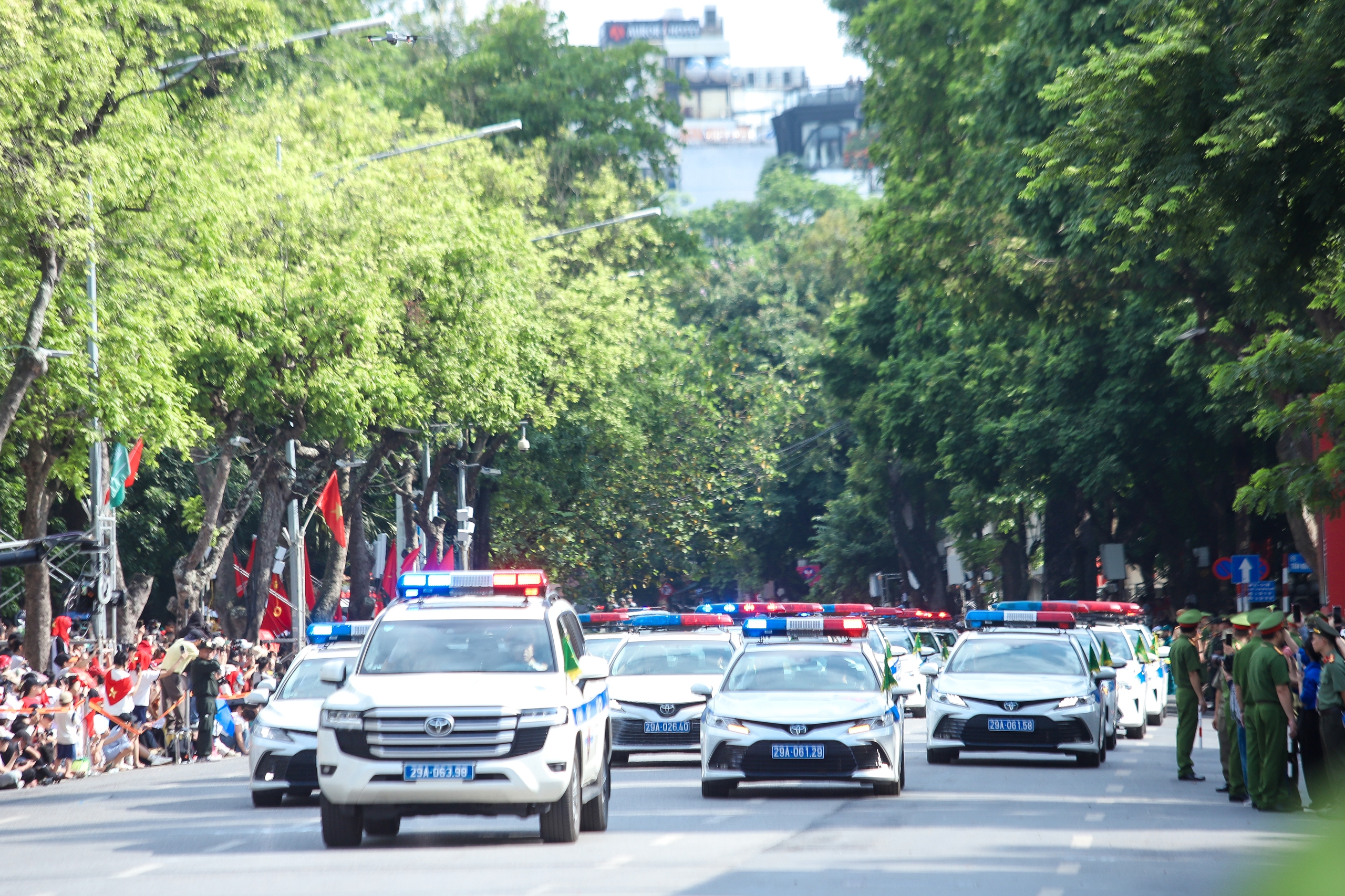 Người dân ken kín bờ hồ Gươm xem diễu hành Ngày hội vì thủ đô bình yên- Ảnh 17.