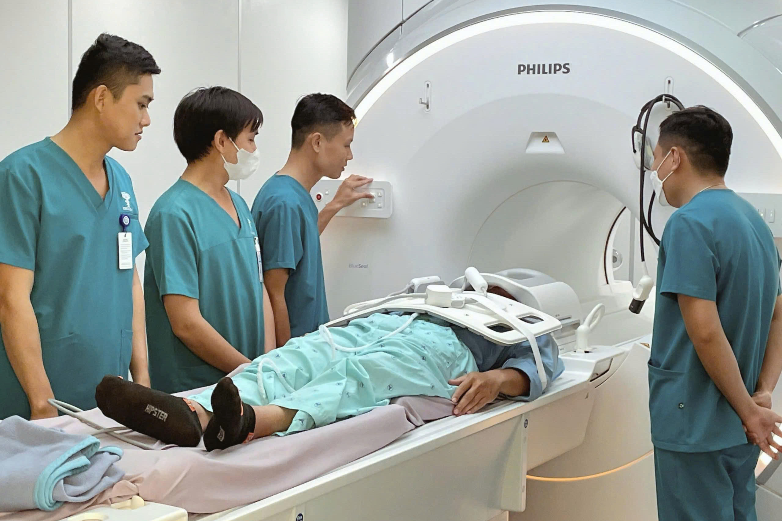 Cần Thơ: Thêm máy MRI hiện đại tầm soát đột quỵ, ung thư đưa vào hoạt động - Ảnh 1.