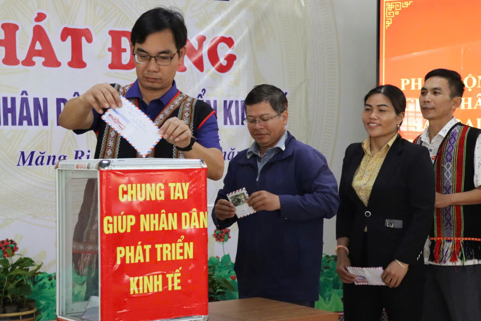 1,8 tỉ đồng tiếp sức người Xê Đăng ở Măng Ri khôi phục vườn sâm Ngọc Linh - Ảnh 2.