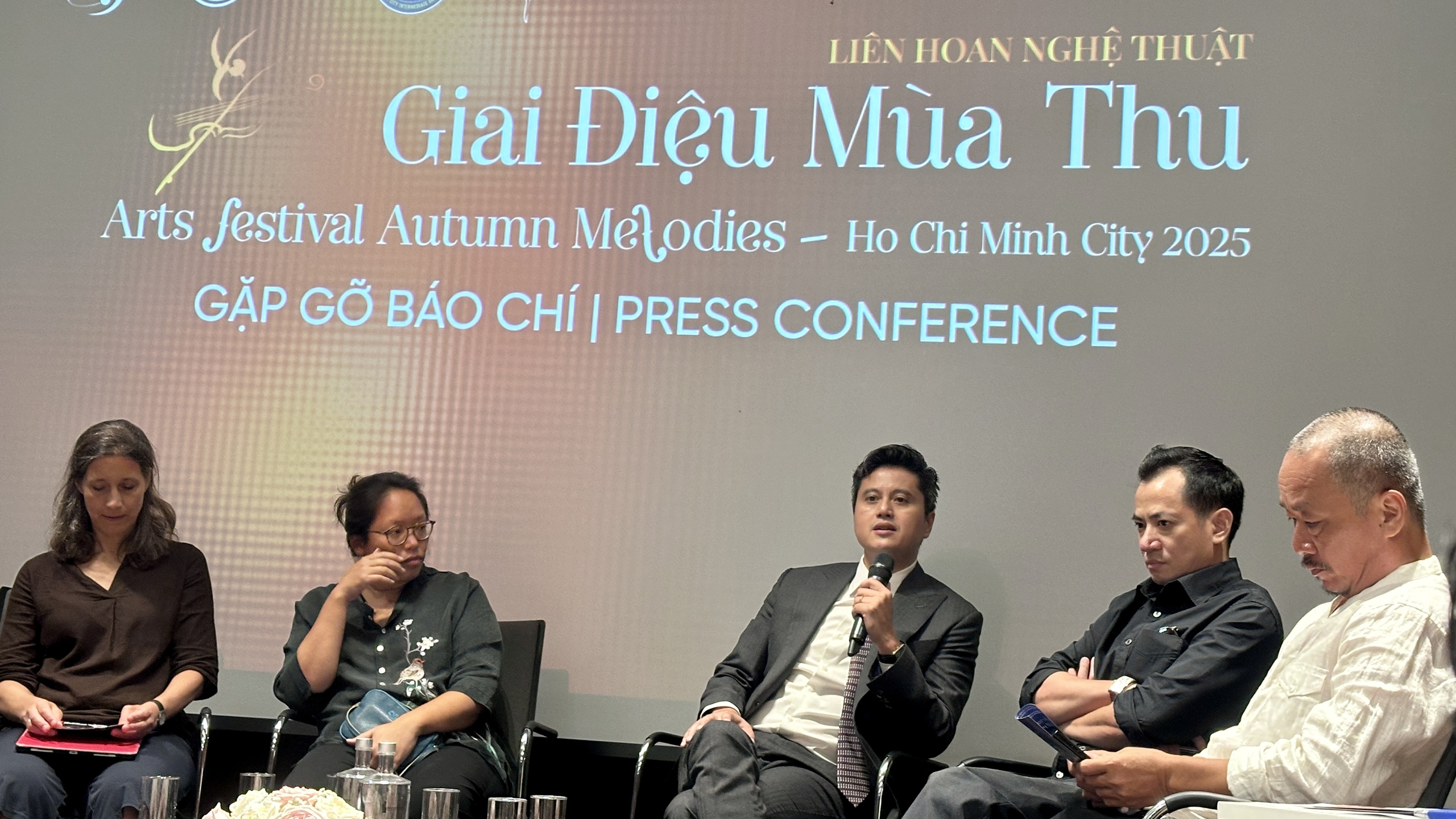 Akademický umělecký večírek na festivalu Podzimní melodie - Foto 1. Bữa tiệc nghệ thuật hàn lâm tại liên hoan Giai điệu mùa thu- Ảnh 1.