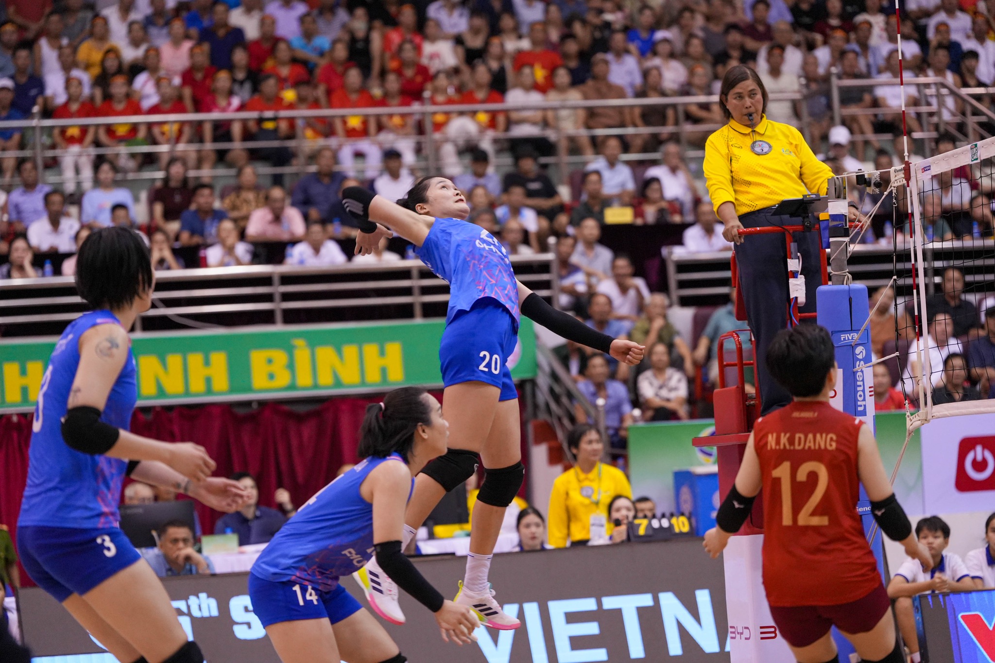 Đội tuyển bóng chuyền nữ Việt Nam 'vượt núi' Ba Lan ở giải thế giới - Ảnh 1.