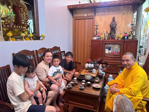 Con gái cố nghệ sĩ Phi Nhung về Việt Nam - Ảnh 1.