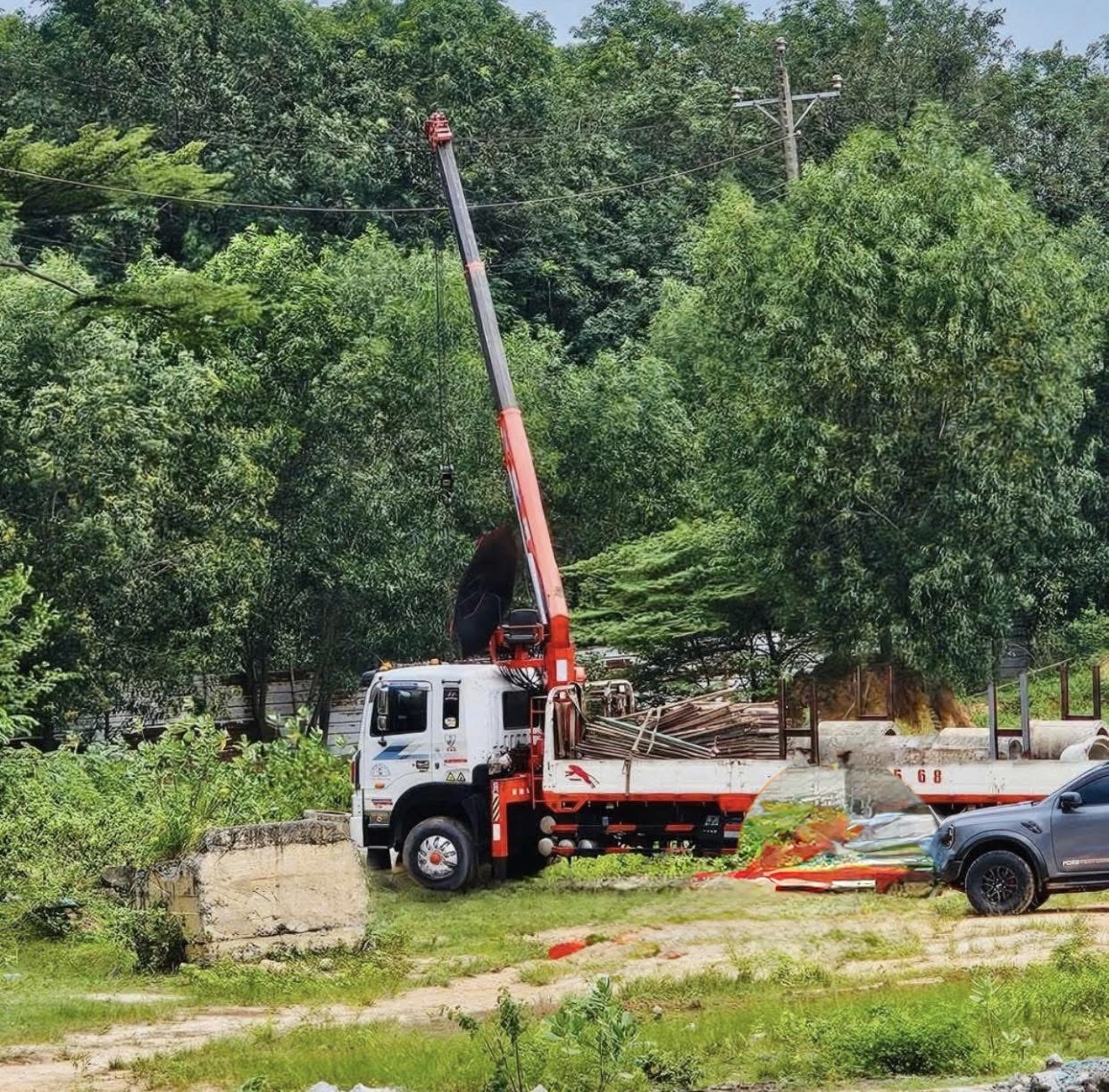 TP.HCM: Xe cẩu bị phóng điện, 2 người thương vong - Ảnh 1.