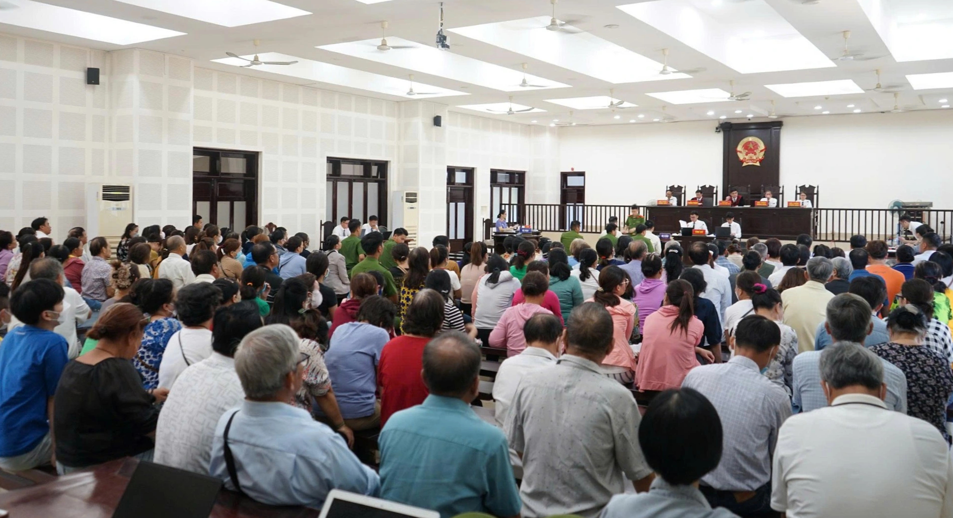 Đà Nẵng:Xét xử vụ lừa đảo gần 140 tỉ đồng, hàng trăm bị hại ngồi kín tòa - Ảnh 2.