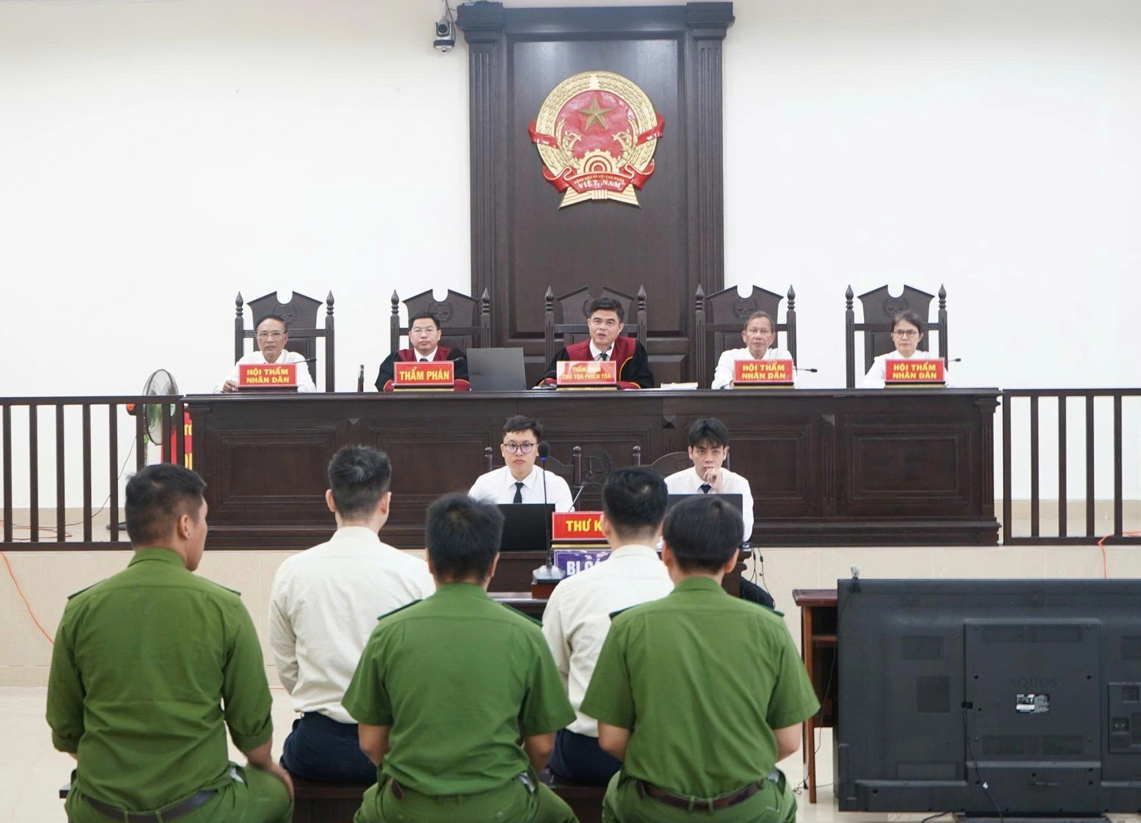 Đà Nẵng:Xét xử vụ lừa đảo gần 140 tỉ đồng, hàng trăm bị hại ngồi kín tòa - Ảnh 3.