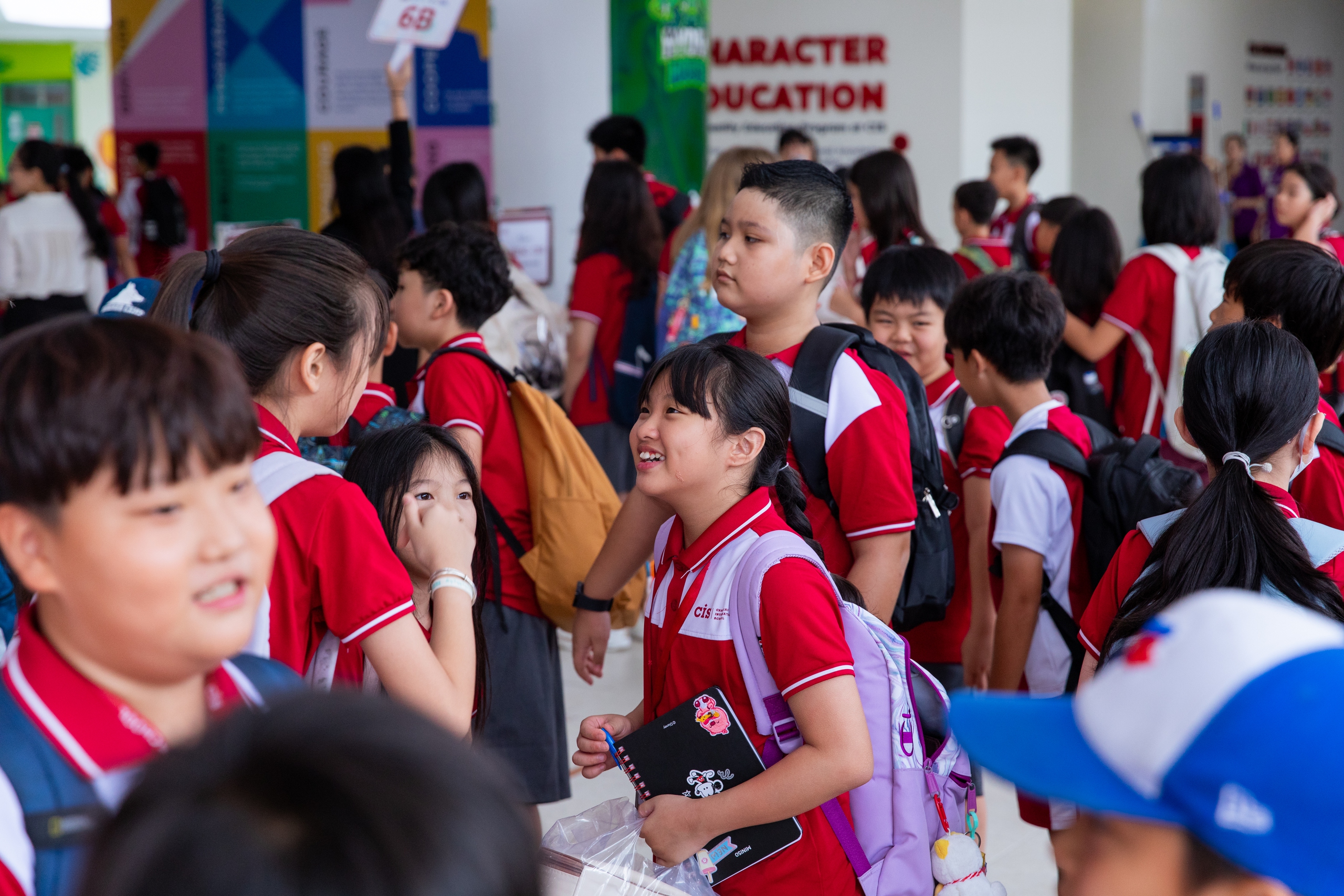 TP.HCM: Học sinh trường ngoài công lập háo hức tựu trường năm học mới - Ảnh 1.