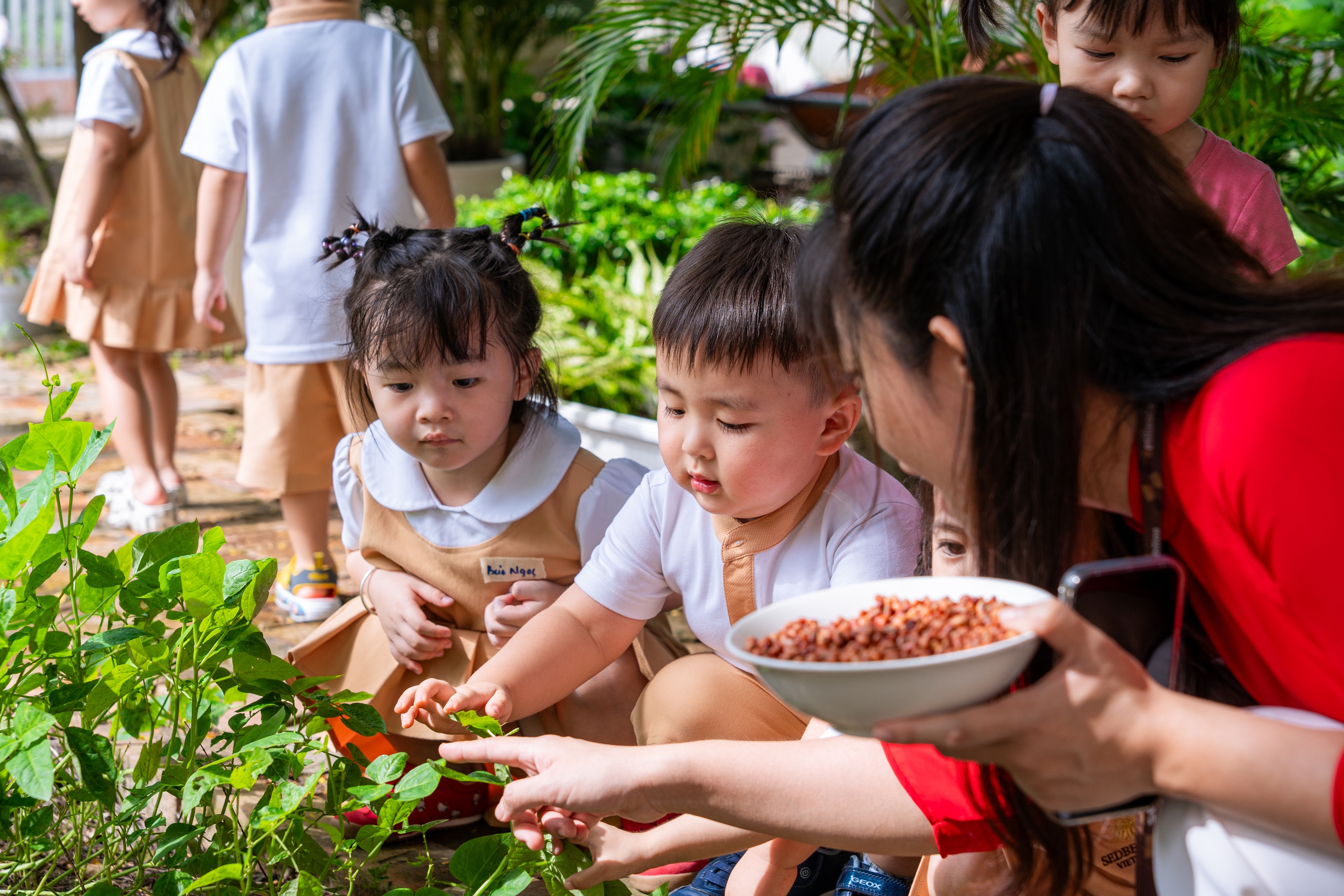 TP.HCM: Học sinh trường ngoài công lập háo hức tựu trường năm học mới - Ảnh 3.