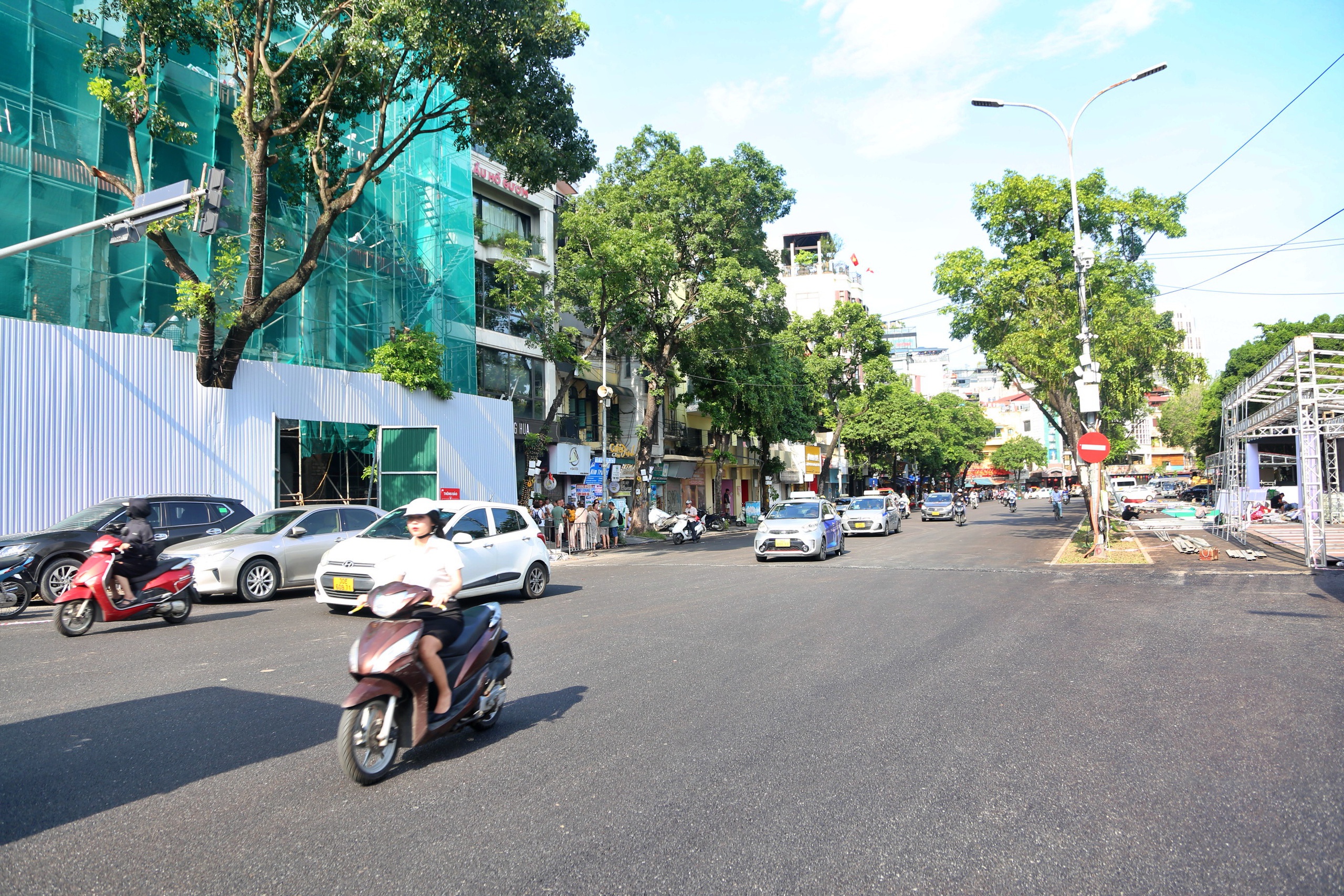 Phá dỡ một phần nhà hàng Thủy Tạ cạnh hồ Hoàn Kiếm- Ảnh 9. Phá dỡ một phần nhà hàng Thủy Tạ cạnh hồ Hoàn Kiếm- Ảnh 9.