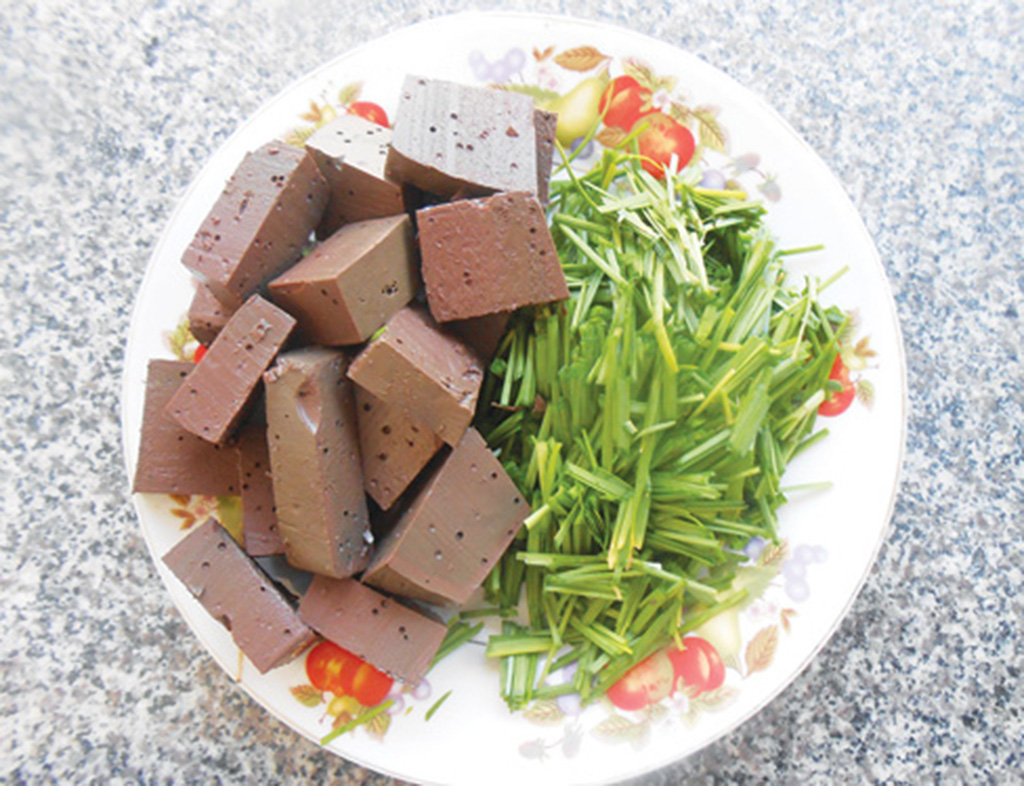 Tiết luộc: Có phù hợp với chế độ ăn giảm cân, bệnh gì cần hạn chế ăn? - Ảnh 1.