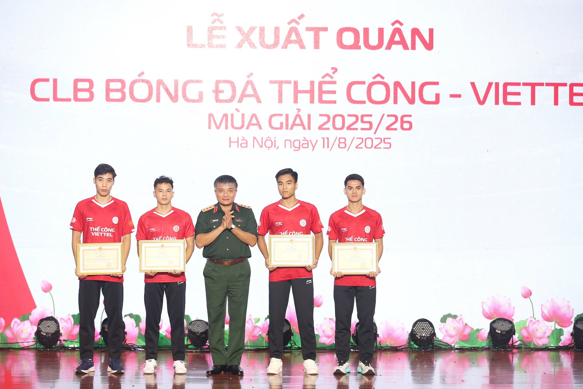 អនុរដ្ឋមន្ត្រីក្រសួងការពារជាតិបានប្រគល់ភារកិច្ចពិសេសដល់ The Cong Viettel សំដៅឈ្នះ V-League - រូបថត ២. Thứ trưởng Bộ Quốc phòng giao nhiệm vụ đặc biệt cho Thể Công Viettel, đặt mục tiêu vô địch V-League- Ảnh 2.