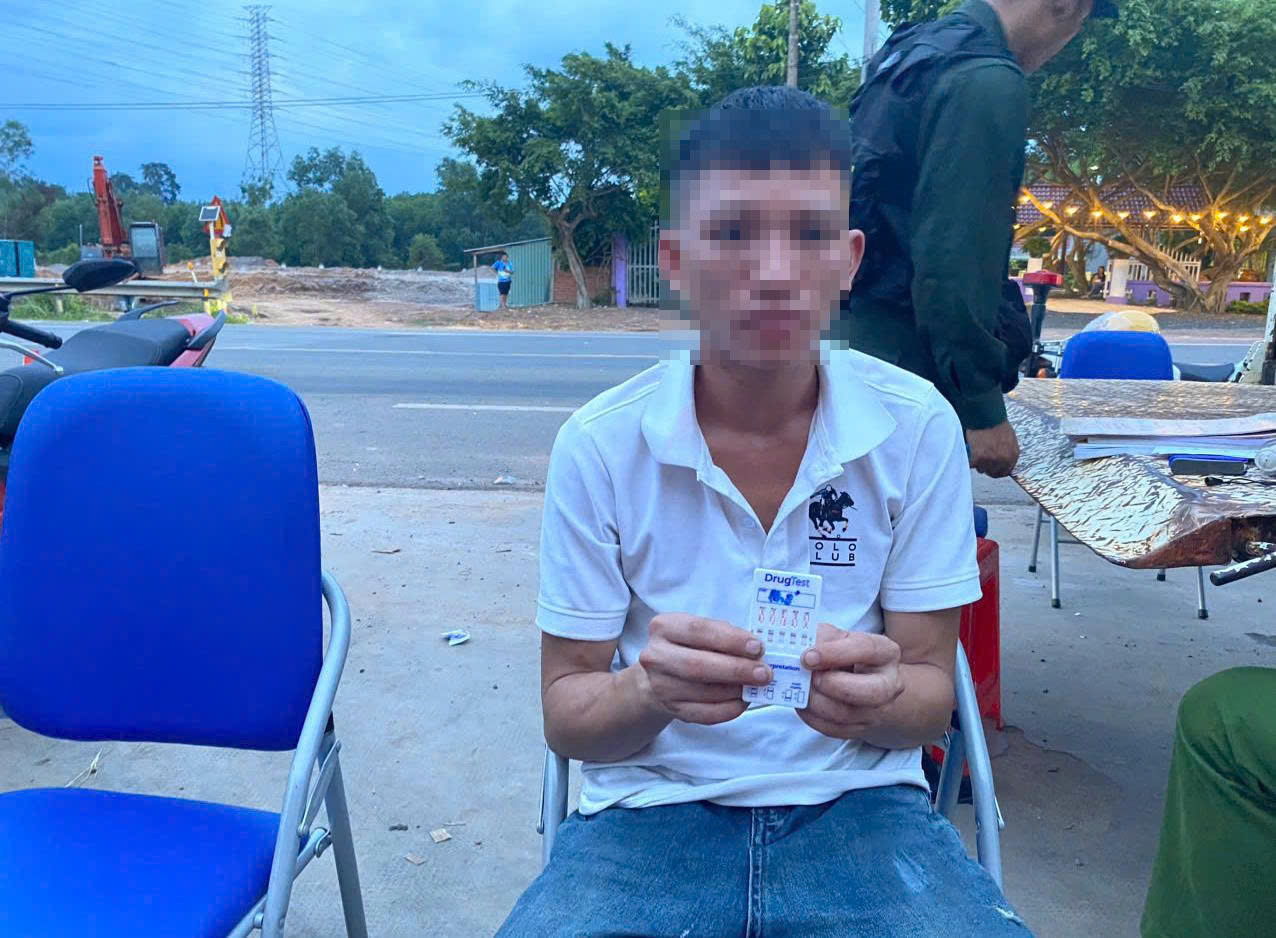 Đồng Nai: Phát hiện nam thanh niên vi phạm nồng độ cồn, dương tính vớichất ma túy - Ảnh 1.