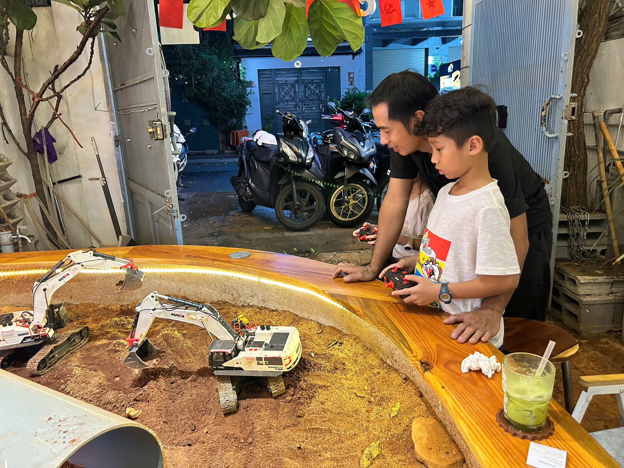 Độc lạ quán cà phê kết hợp điều khiển xe mô hình tại TP.HCM- Ảnh 5.