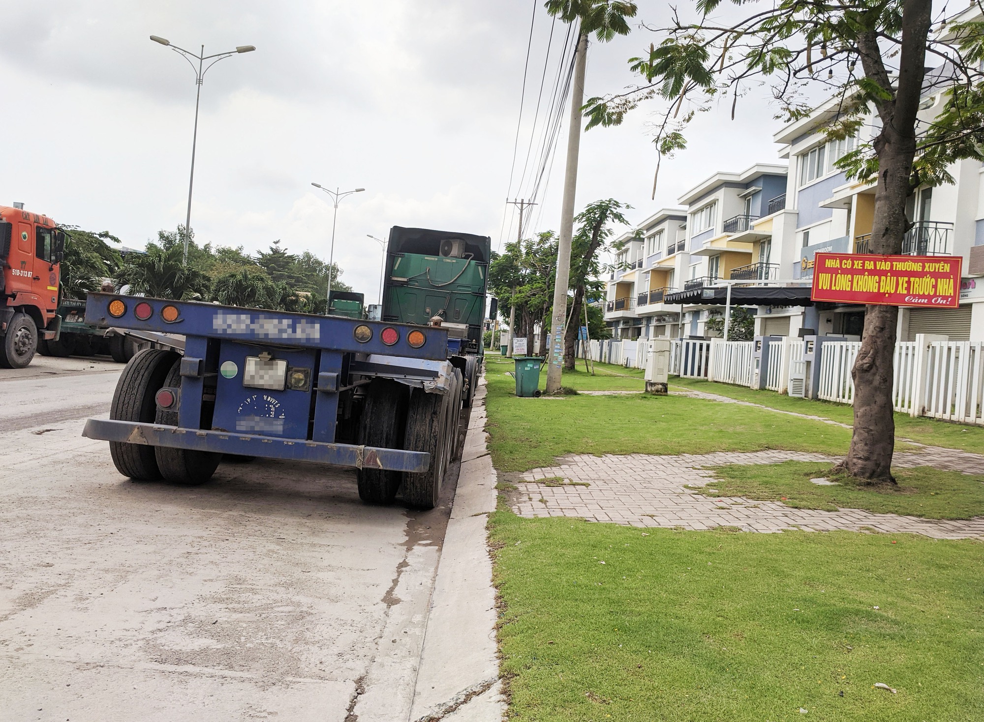 Đậu xe tràn lan dưới biển cấm- Ảnh 2.