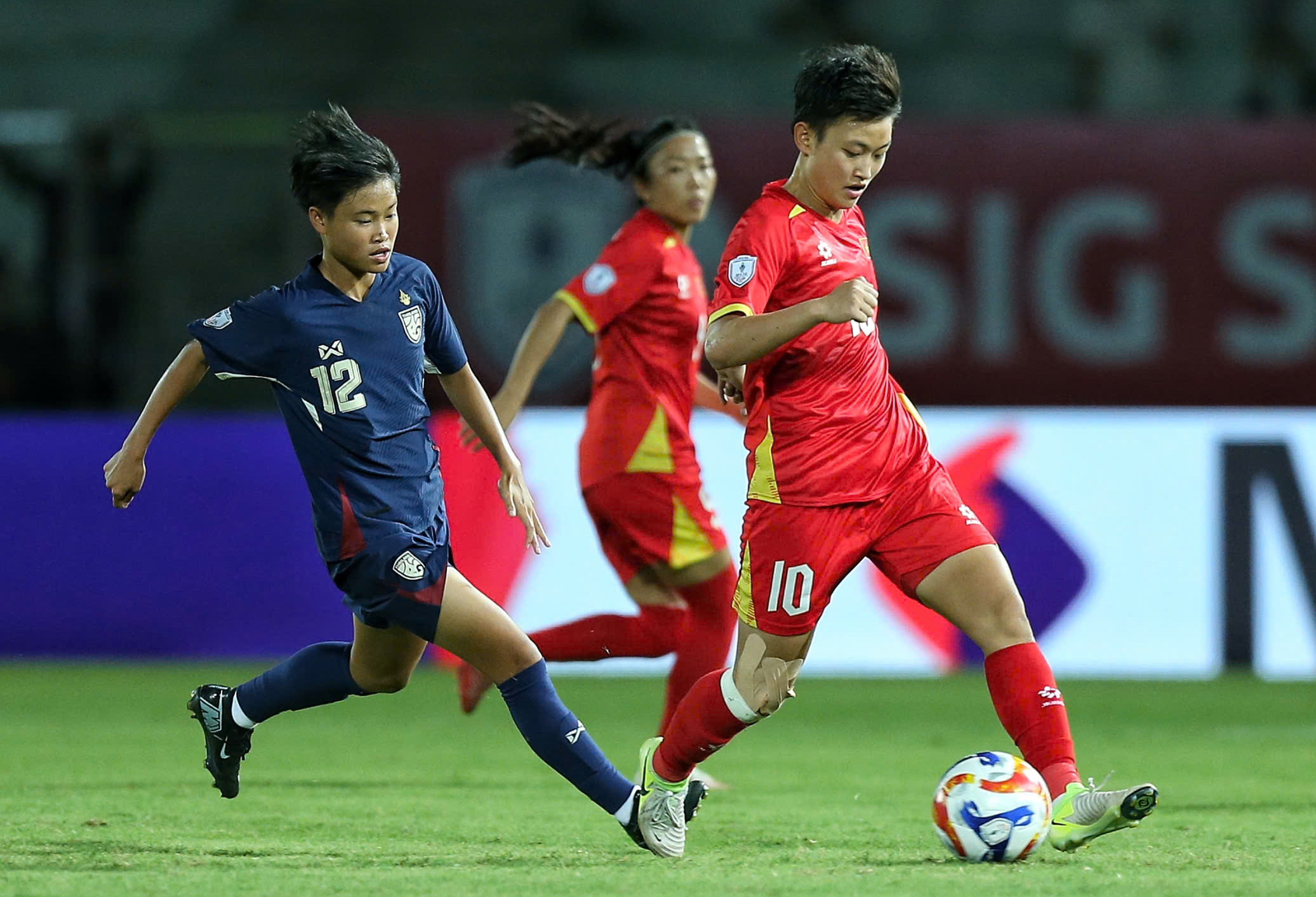 ក្រុមនារីវៀតណាមបានវ៉ាដាច់ថៃម្ដងទៀត ដោយទទួលបានជ័យជម្នះដ៏អស្ចារ្យ៖ ទទួលបានរង្វាន់១ពាន់លានដុង - រូបថត ៣. Đội tuyển nữ Việt Nam lại vượt trội Thái Lan, giành chiến thắng đẳng cấp: Được thưởng 1 tỉ đồng- Ảnh 3.