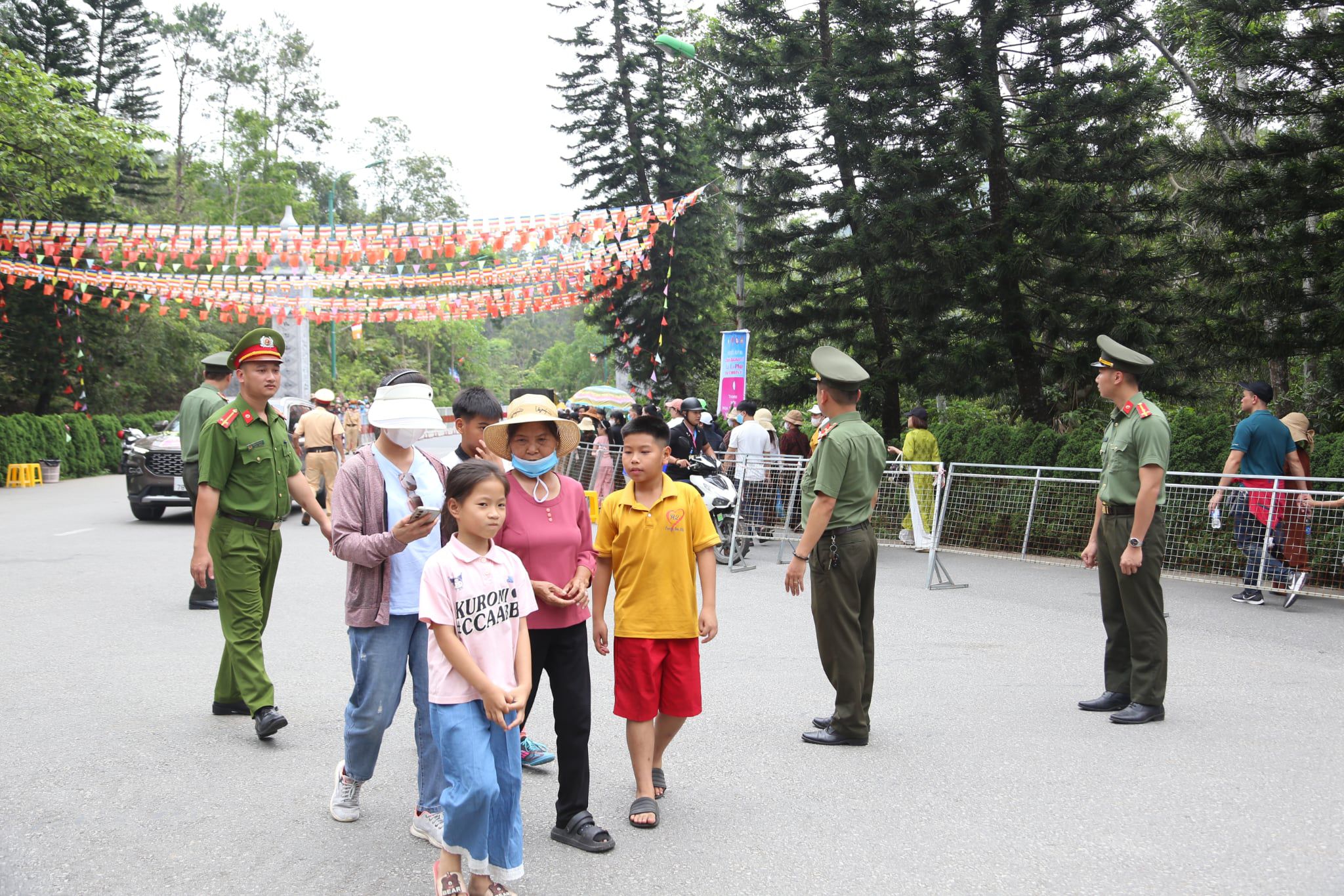 Giữ Tổ quốc bình yên: Bình yên miền đất Phật Yên Tử- Ảnh 3. Giữ Tổ quốc bình yên: Bình yên miền đất Phật Yên Tử- Ảnh 3.
