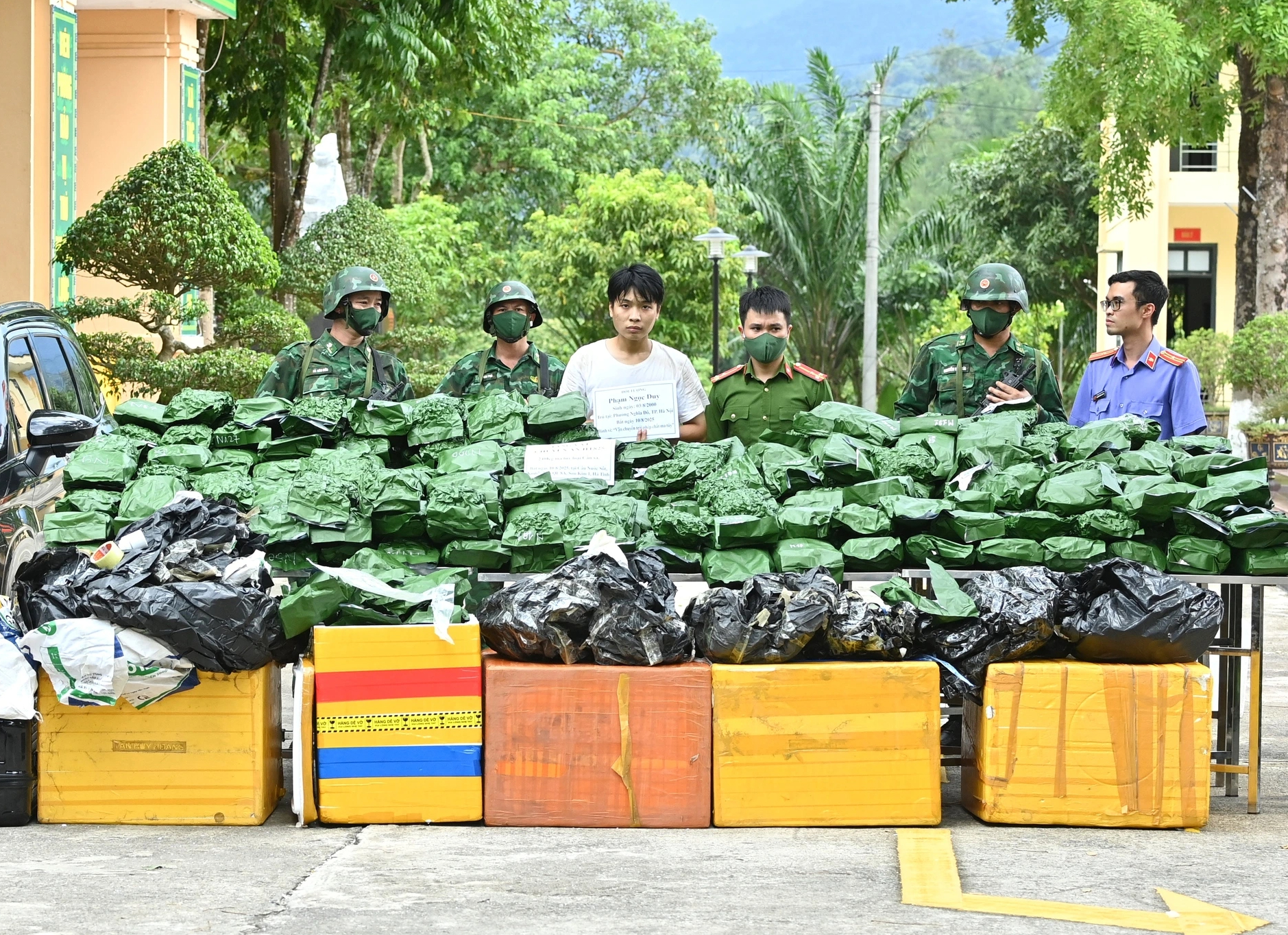 Bắt tài xế vận chuyển 115 kg cần sa khô- Ảnh 1. Bắt tài xế vận chuyển 115 kg cần sa khô- Ảnh 1.