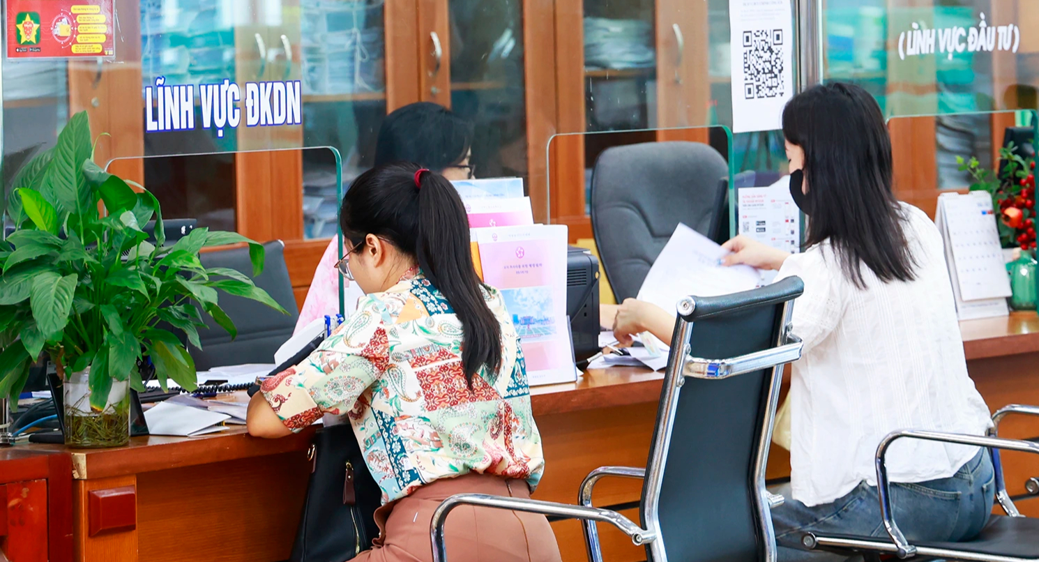 Cán bộ hành chính công phải ký cam kết không tiếp tay cho 'cò làm giấy tờ'  - Ảnh 1.