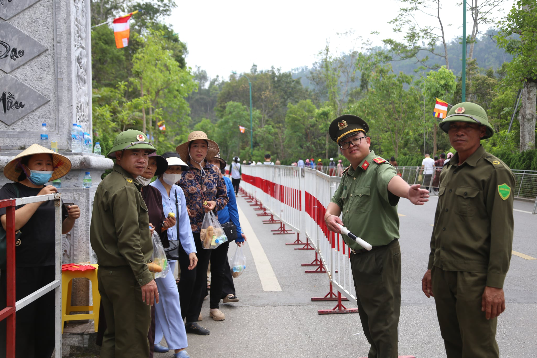 Giữ Tổ quốc bình yên: Bình yên miền đất Phật Yên Tử- Ảnh 1. Giữ Tổ quốc bình yên: Bình yên miền đất Phật Yên Tử- Ảnh 1.